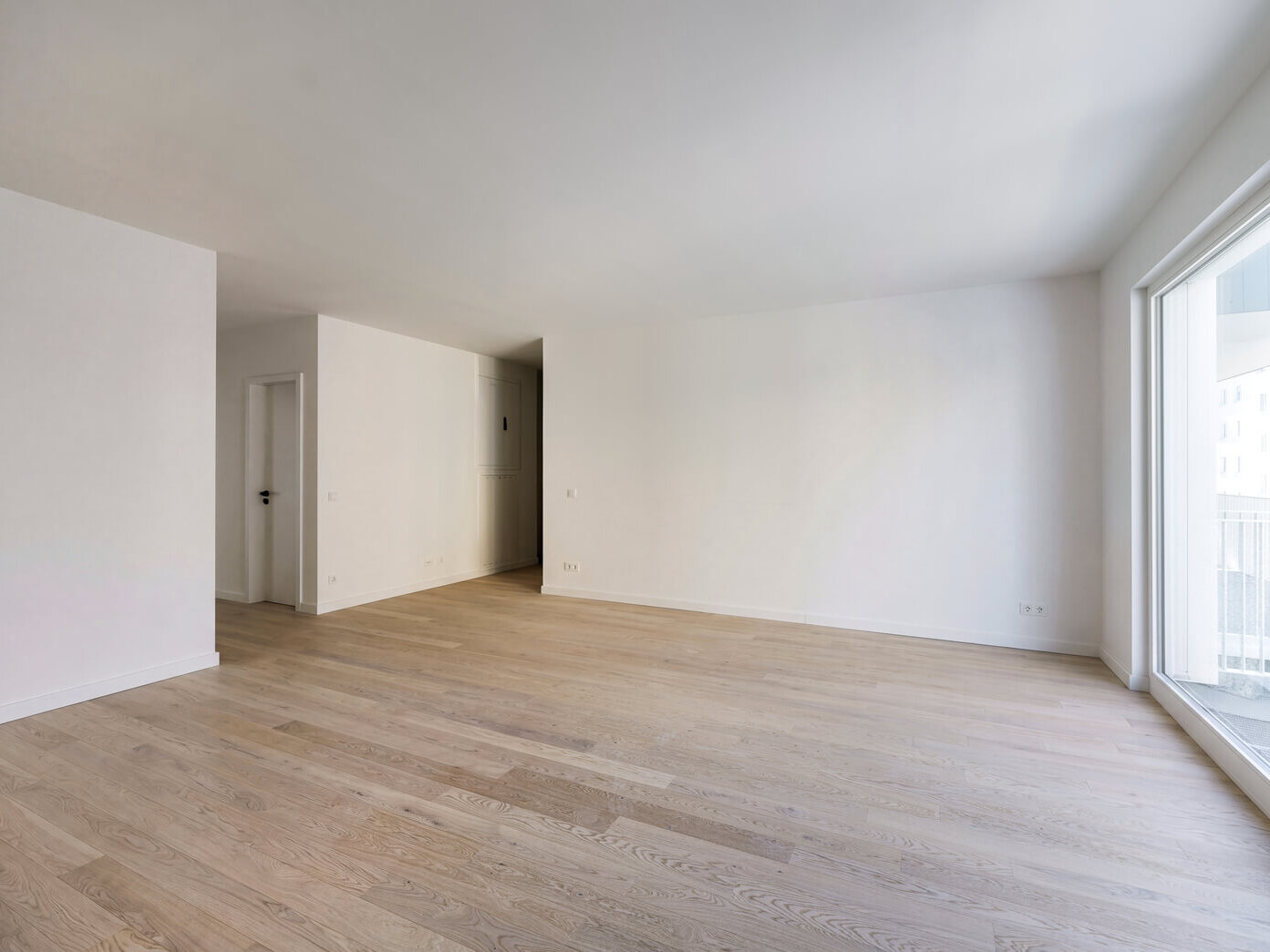 Zimmer mit großem Fenster in Wohnung H.17 im Neubau VINZENT, München Neuhausen