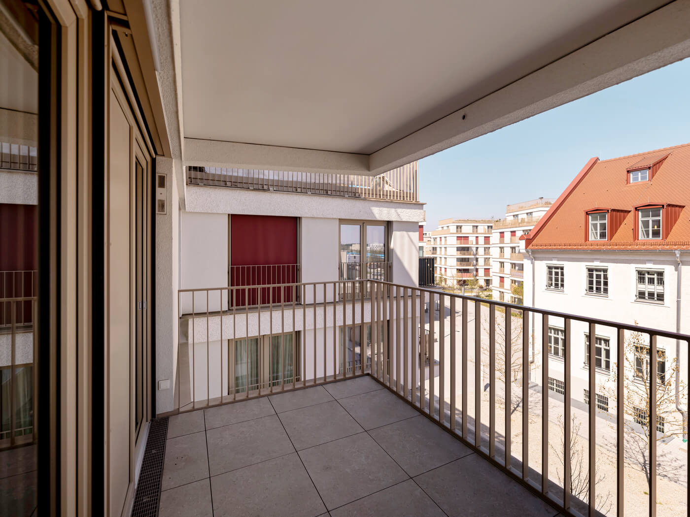 Balkon mit Blick auf Kuvertfabrik in Mietwohnung C.54 im kupa Quartier Pasing