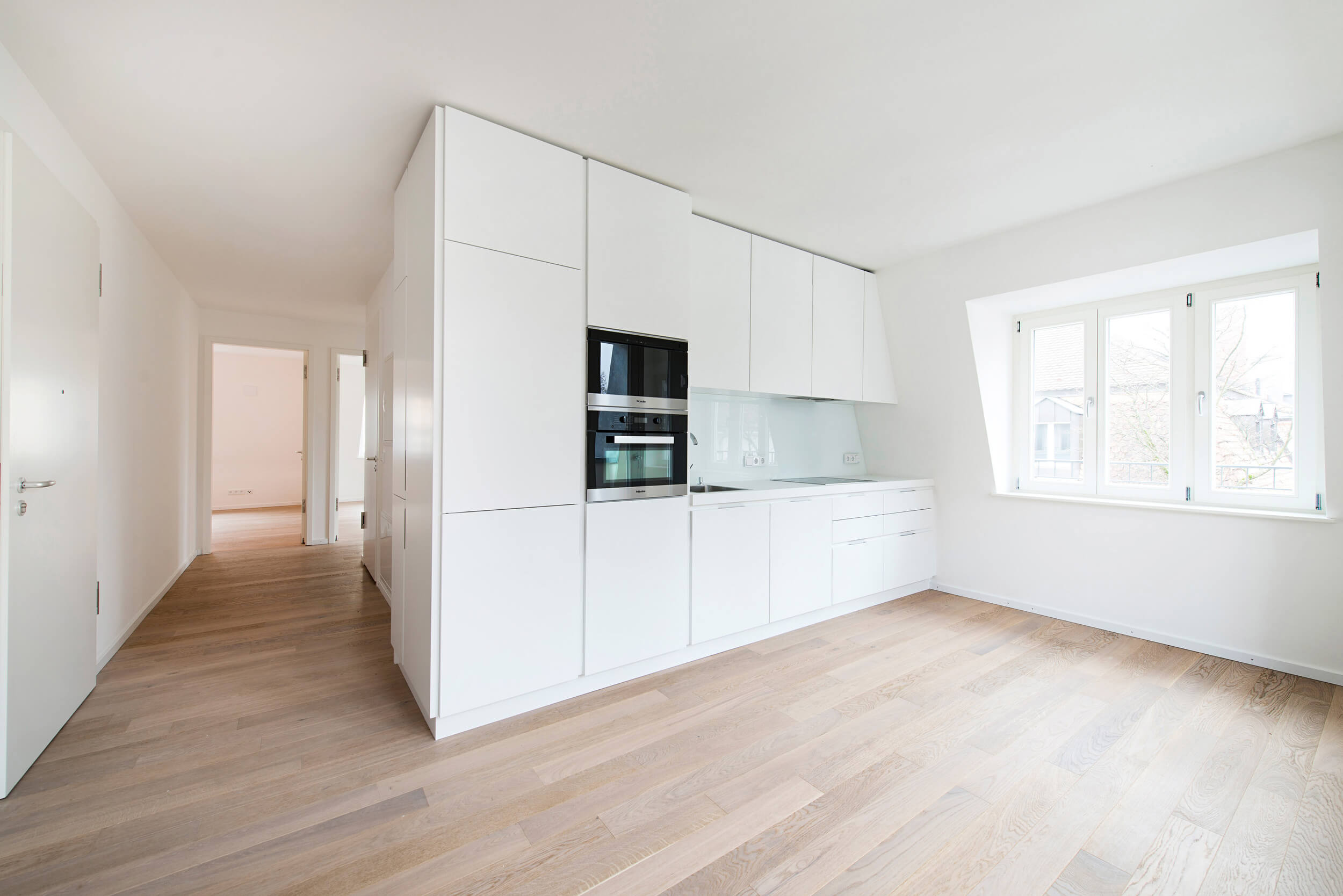 Einbauküche der 3-Zimmer-Wohnung I69 W.16 München Bogenhausen hellen Fronten