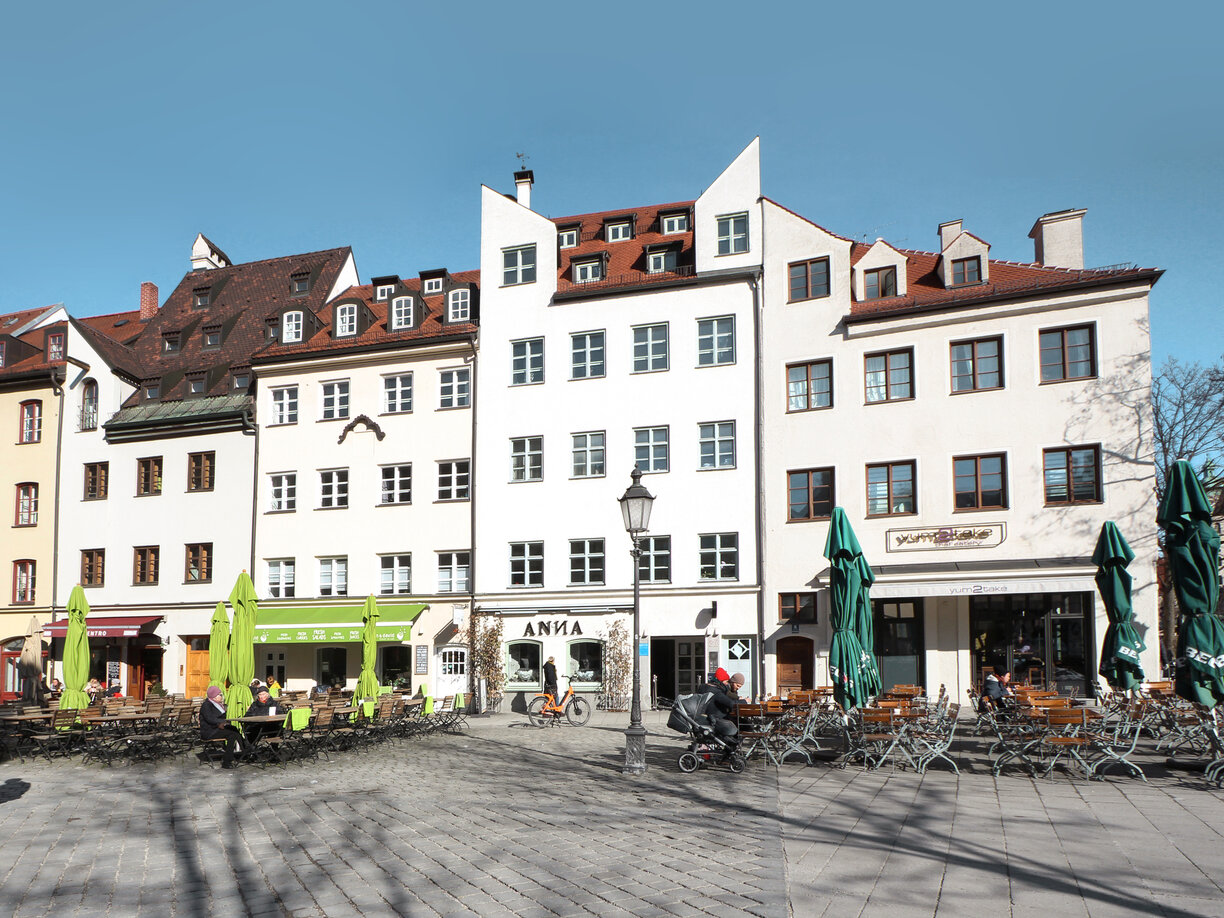 Historische Häuserfront am Sebastiansplatz im Herzen der Münchner Altstadt