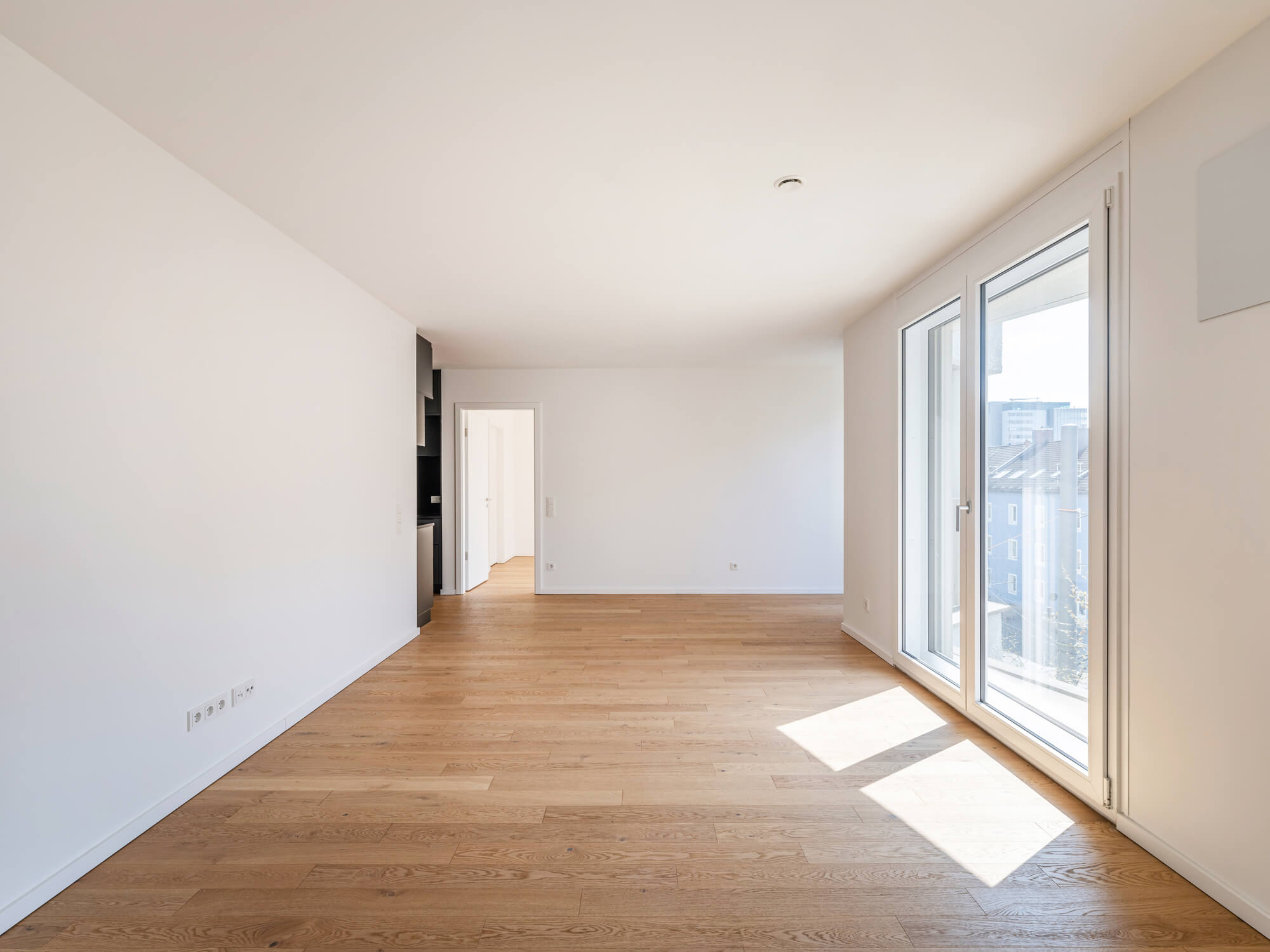 Wohnraum mit großen Fenstern in Mietwohnung C.54 im kupa Wohn-Quartier Pasing