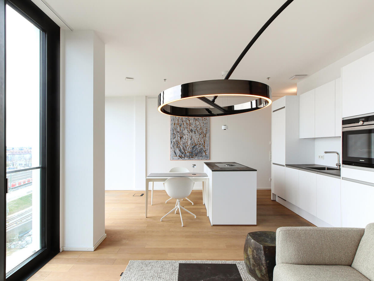 Küche mit Kochinsel und Esstisch der FRIENDS Wohnung L4.10 in München-Neuhausen