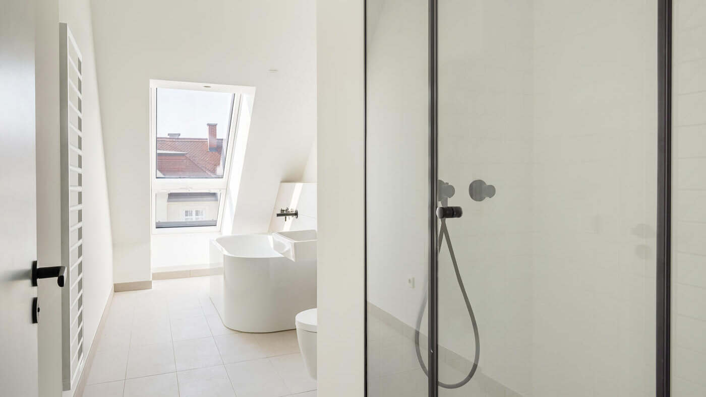 Bad mit Badewanne im Penthouse H.25 im Neubau VINZENT, München Neuhausen