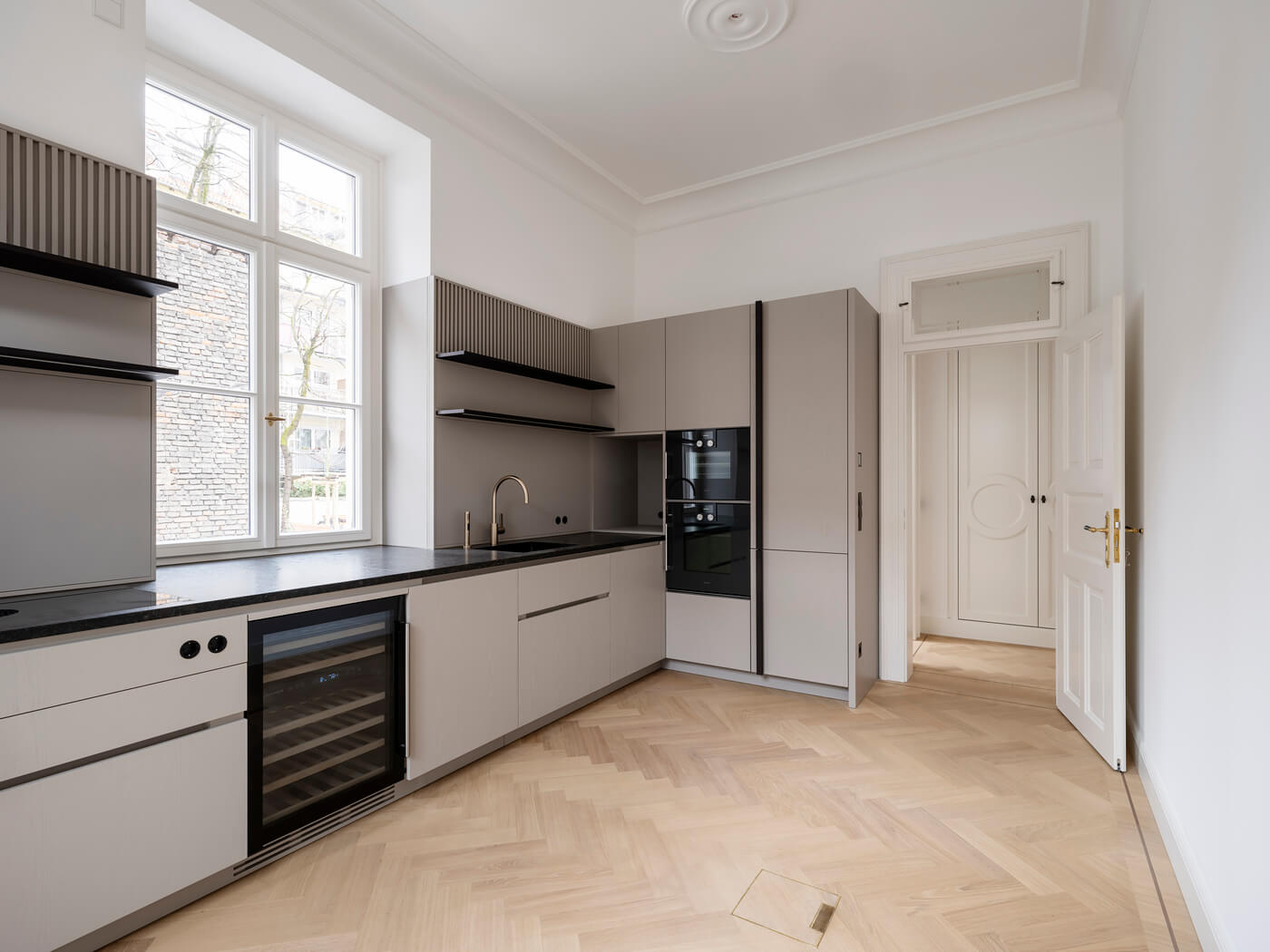 Einbauküche mit Fischgrätparkett in der Villa Amalie, München Maxvorstadt