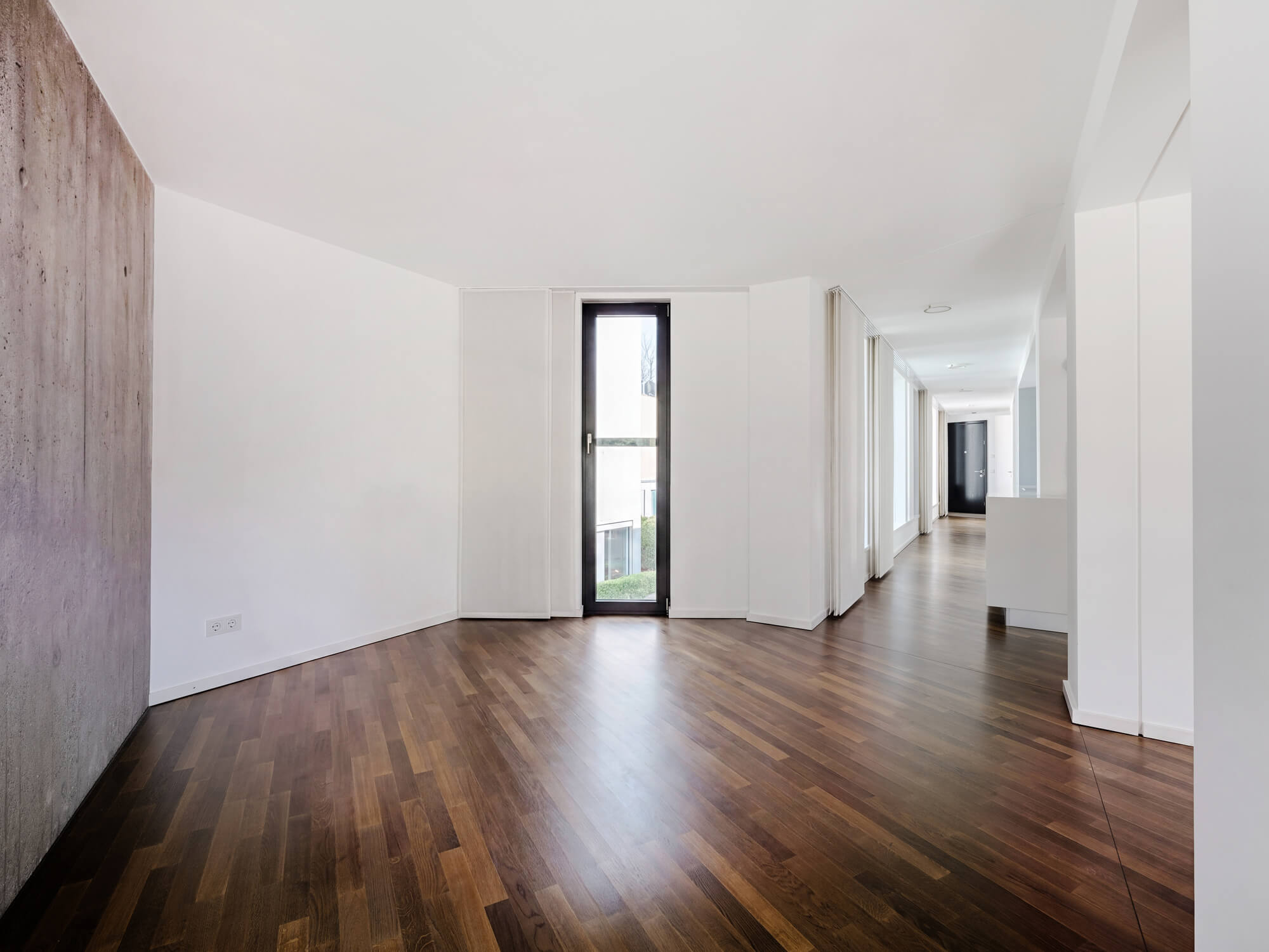 Wohnzimmer mit Fenster in Wohnung W.10 im Baudenkmal REDUKT München-Nymphenburg