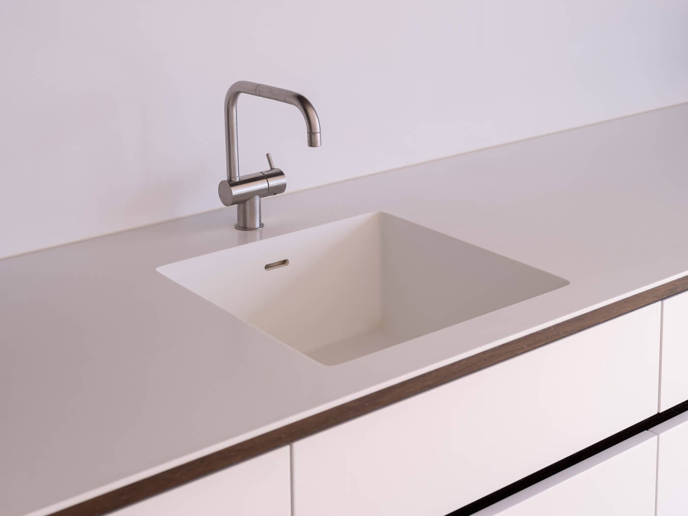 Spülbecken mit Armatur und heller Arbeitsplatte, Hofstatt Mietwohnung Altstadt