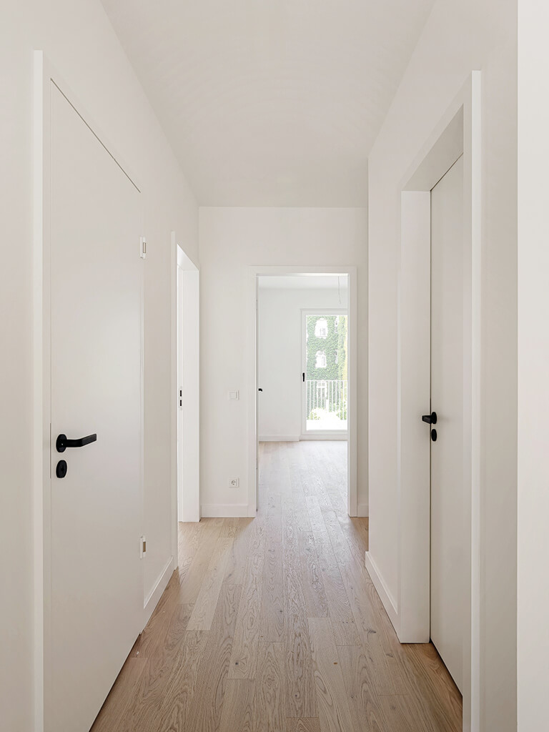 Essbereich mit Tisch und Balkonzugang Neubau VINZENT München-Neuhausen