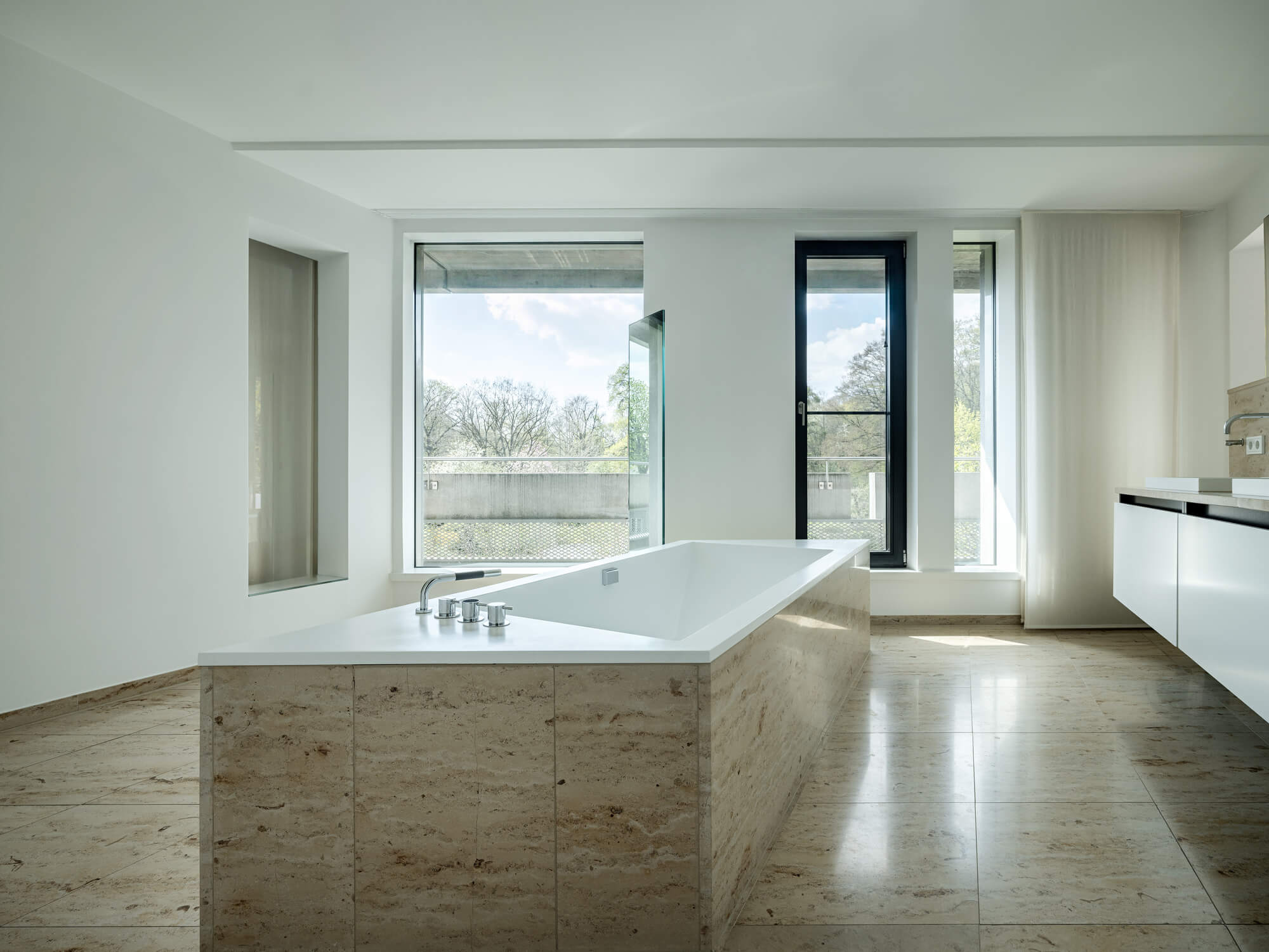 Bad mit Badewanne und Fenster in Wohnung W.10 im Baudenkmal REDUKT Nymphenburg