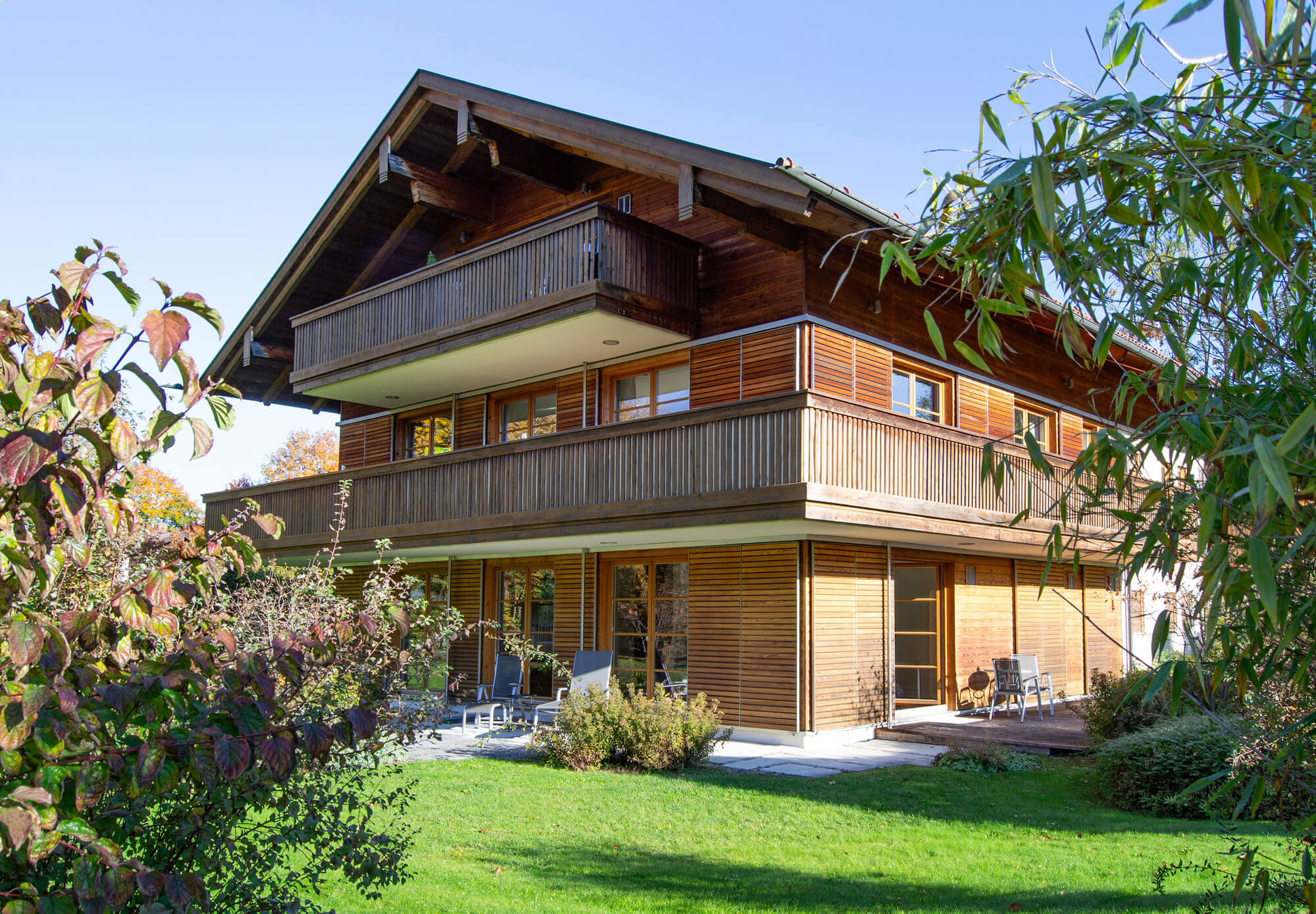 Mietwohnung im Landhaus Wallbergblick in Rottach-Egern mit traditioneller Holzarchitektur, breiten Balkonen und gepflegtem Garten
