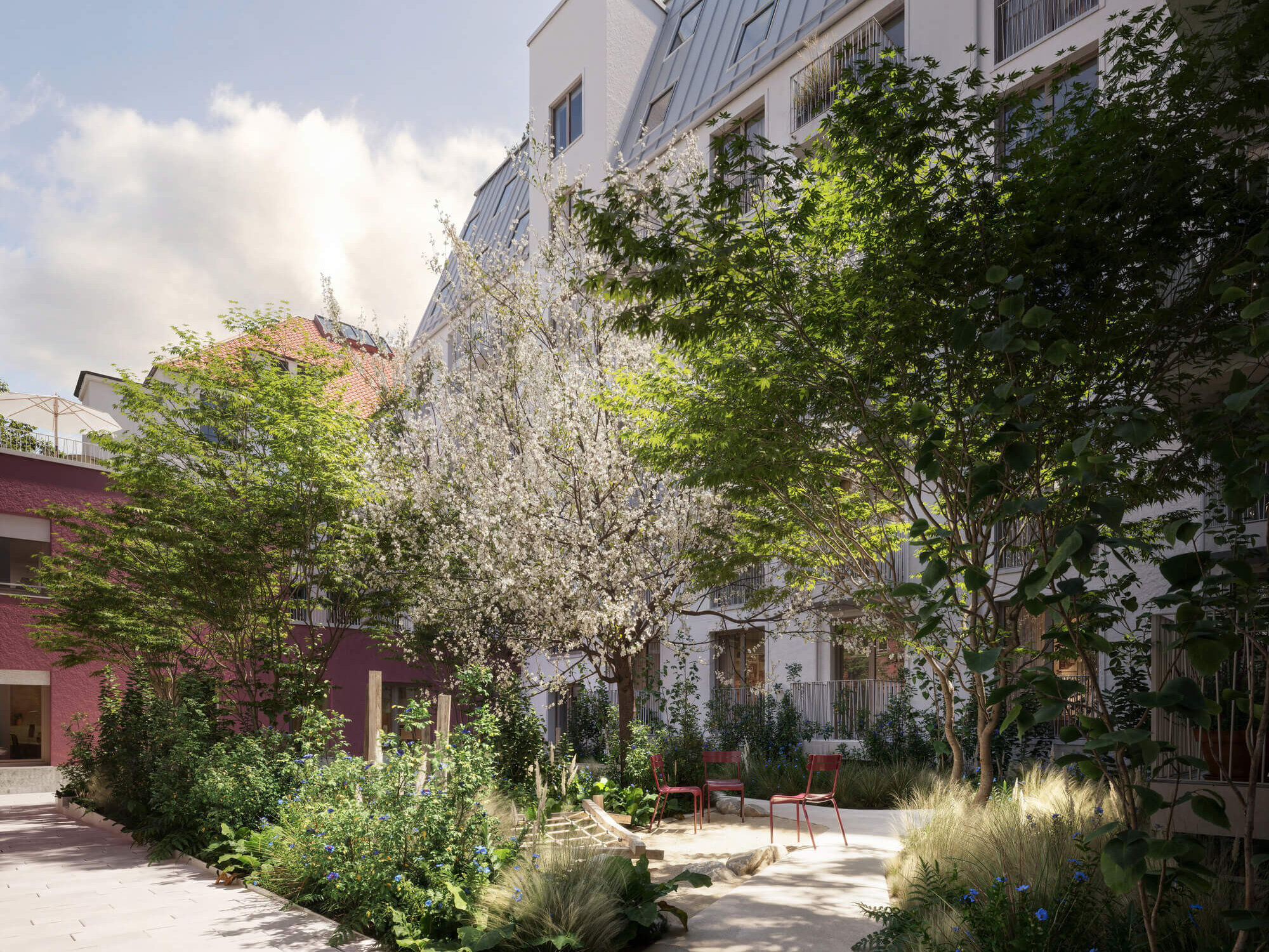 Gartenhof mit Bepflanzung und Sitzplätzen im Neubau Haus Claude in Untergiesing