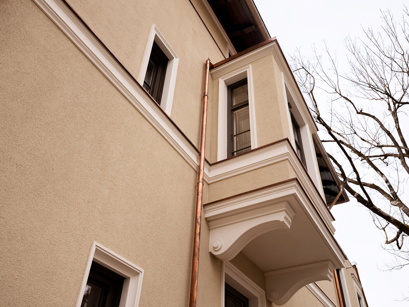 Fassadendetail des Ensembles Amalie mit Erker und klassizistischen Elementen