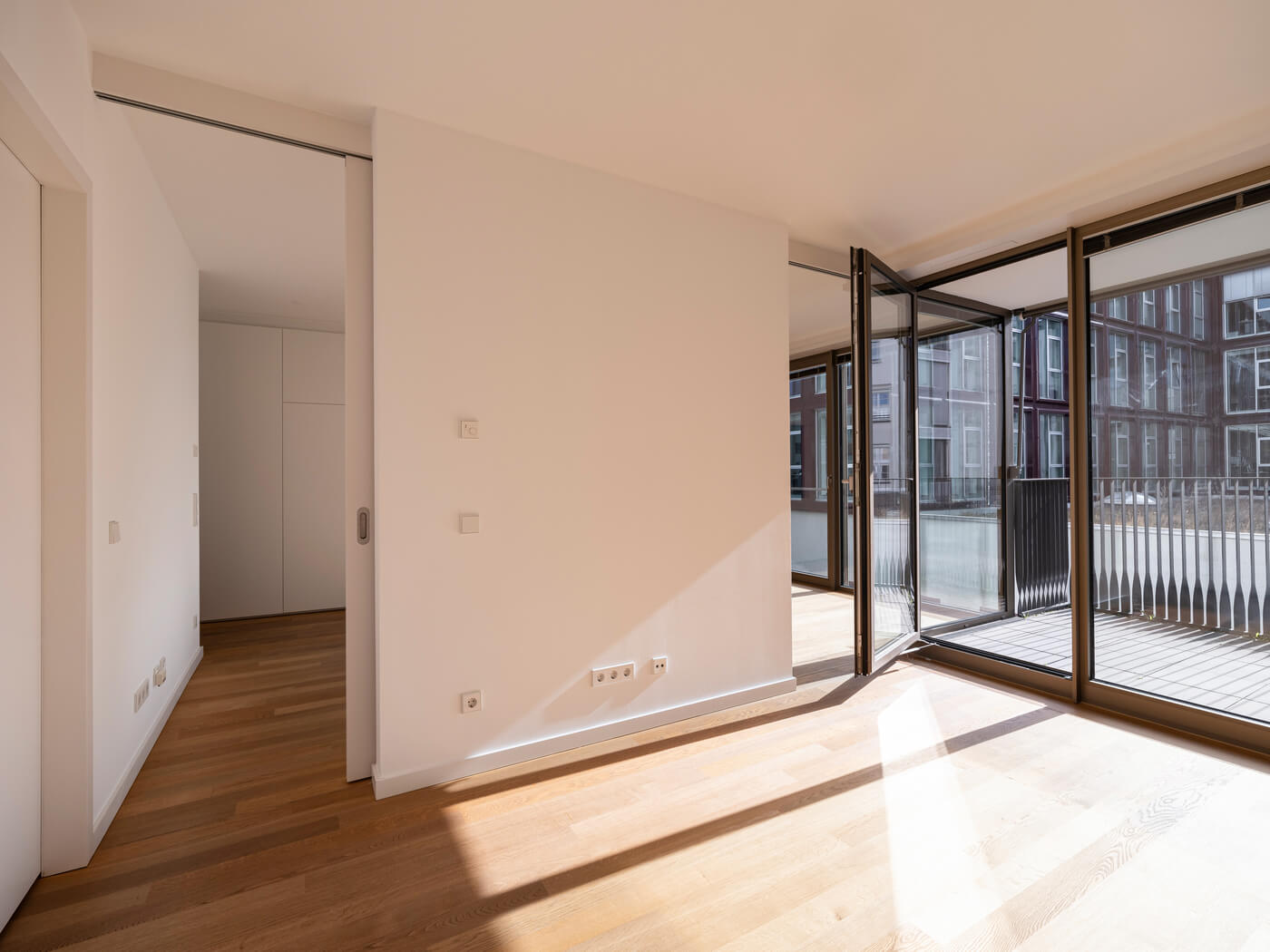Wohnraum mit Parkett und Blick auf Loggia, Hofstatt Mietwohnung München Altstadt