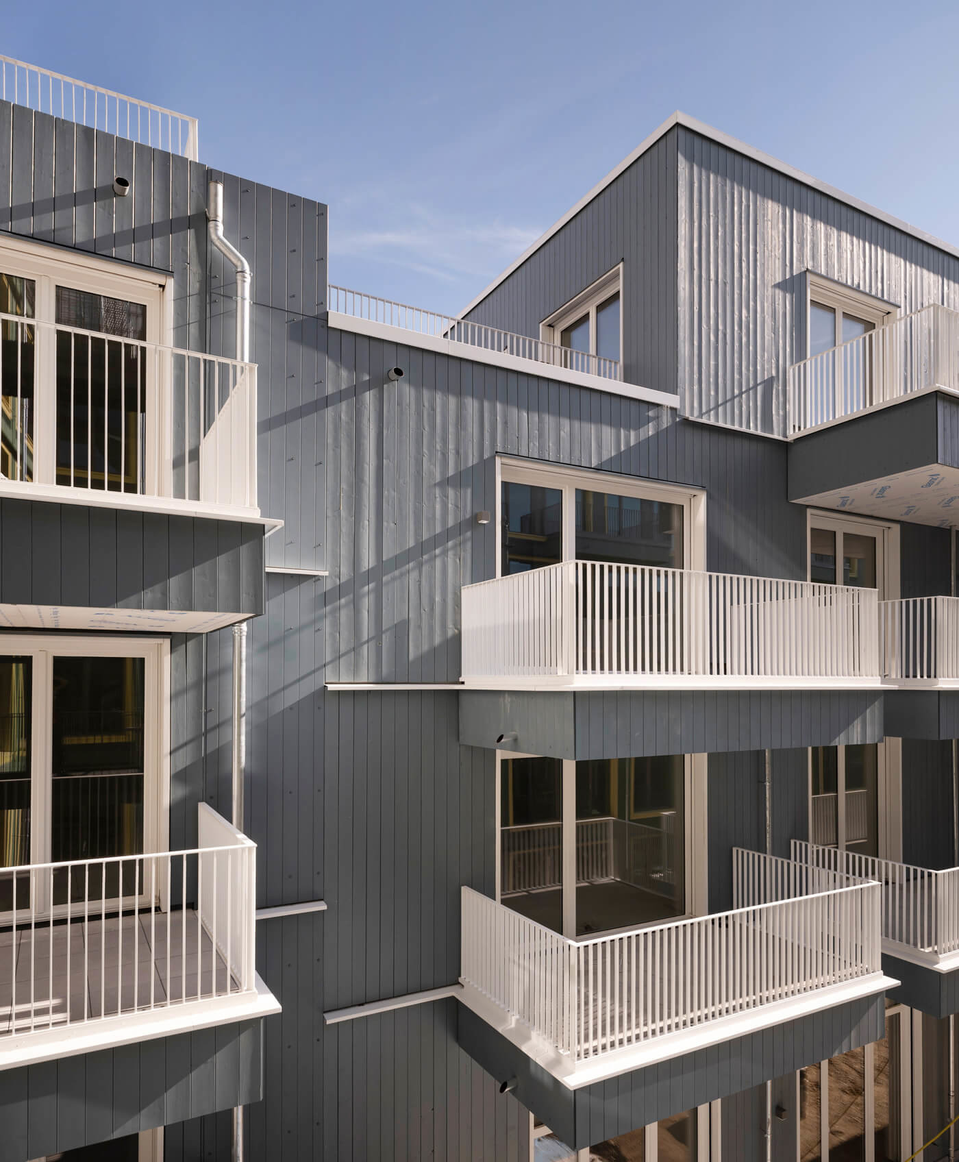 Fassade des Neubauprojekts VINZENT in München-Neuhausen mit modernen Balkonen und klarer Architektur des Hofhauses