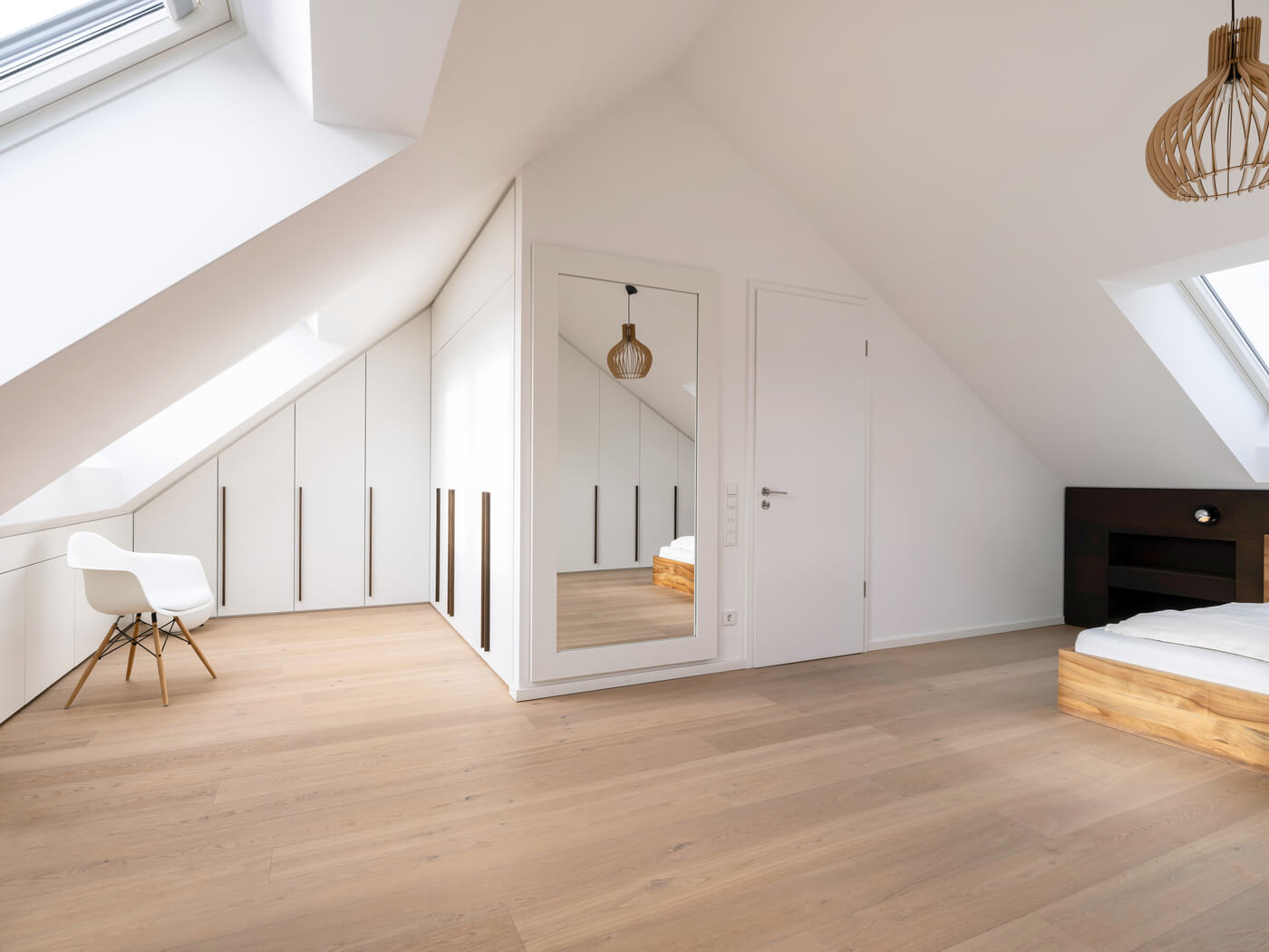 Masterbereich der Eigentumswohnung W1.16 mit Dachschrägen und Einbauten