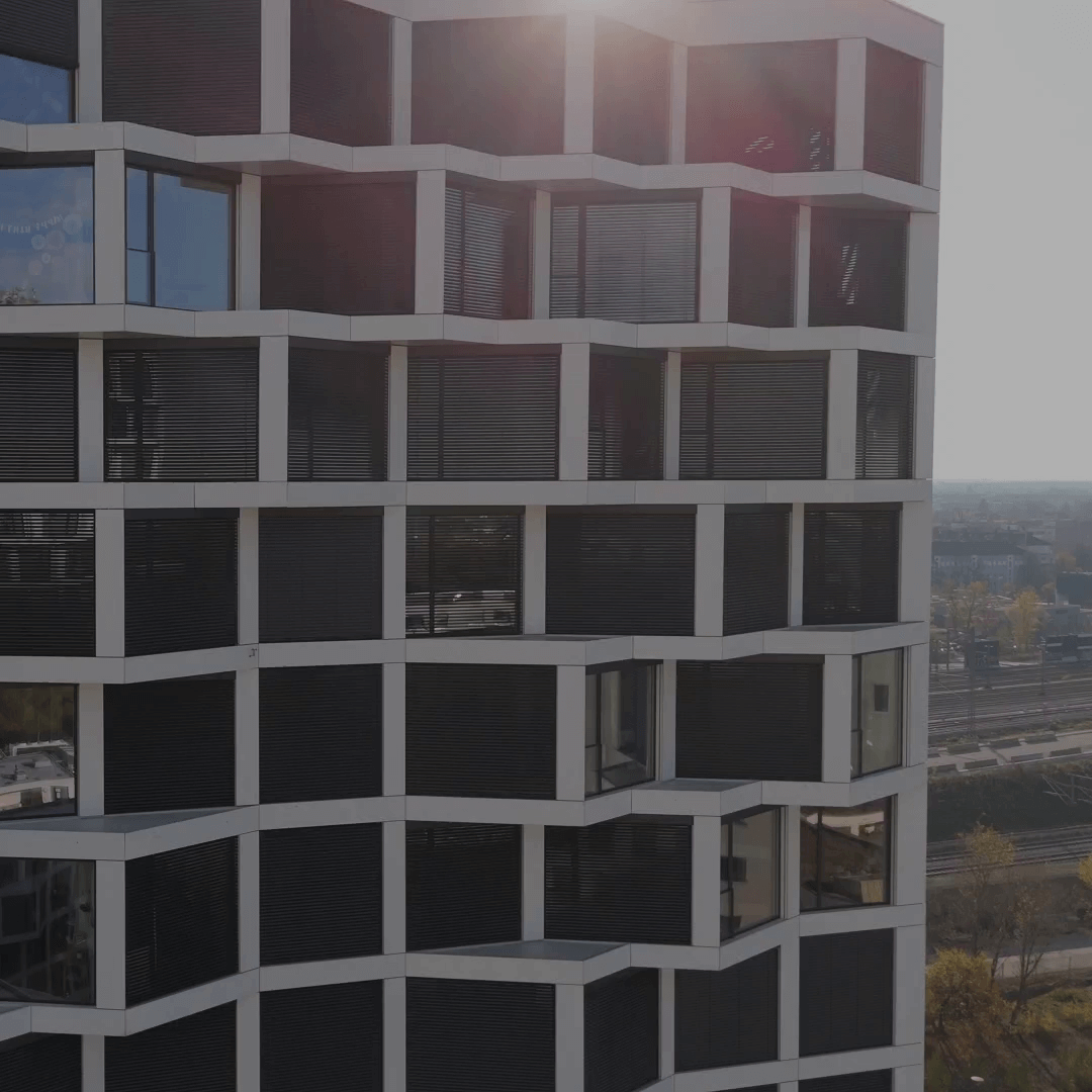 Drohnenansicht des FRIENDS Towers in München-Nymphenburg