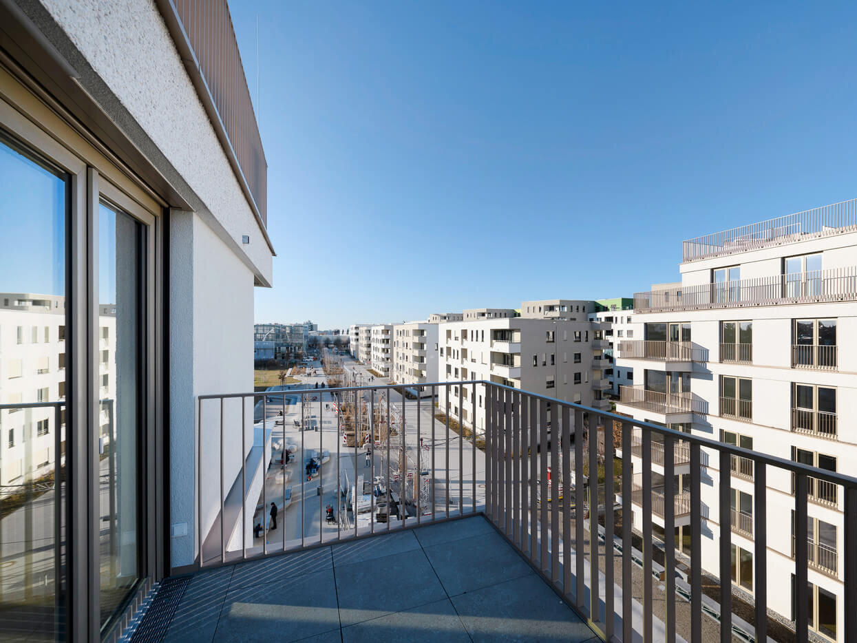 Balkon der kupa Mietwohnung D.23 in München-Pasing mit weitem Blick ins Quartier