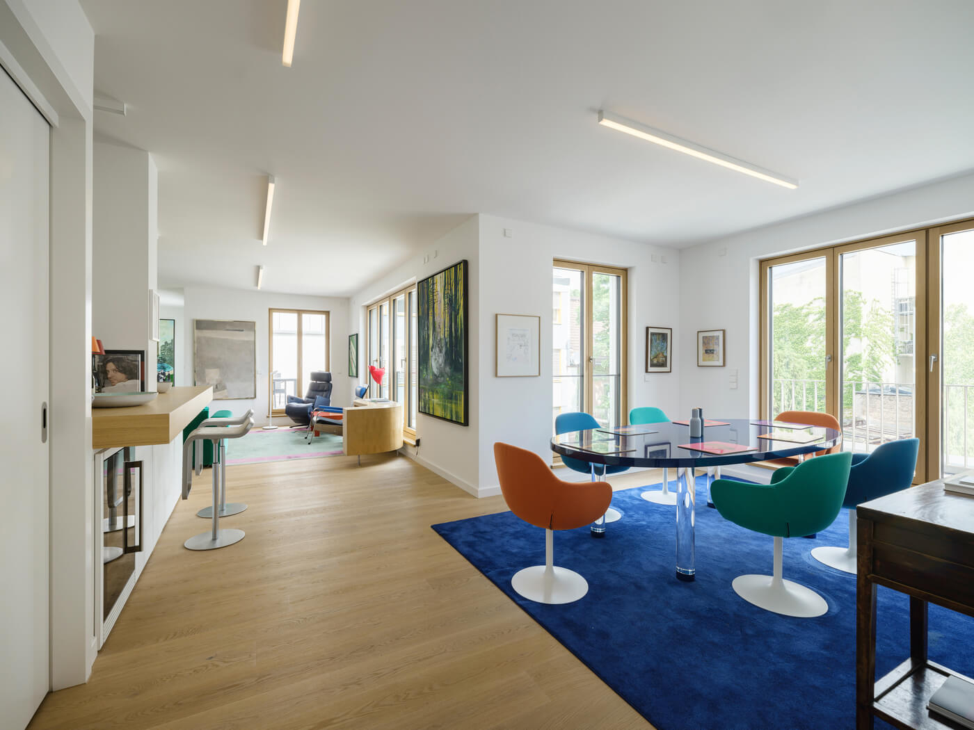 Wohnbereich der Mietwohnung W.1.6 in dem Neubau-Ensemble Amalie in München-Schwabing