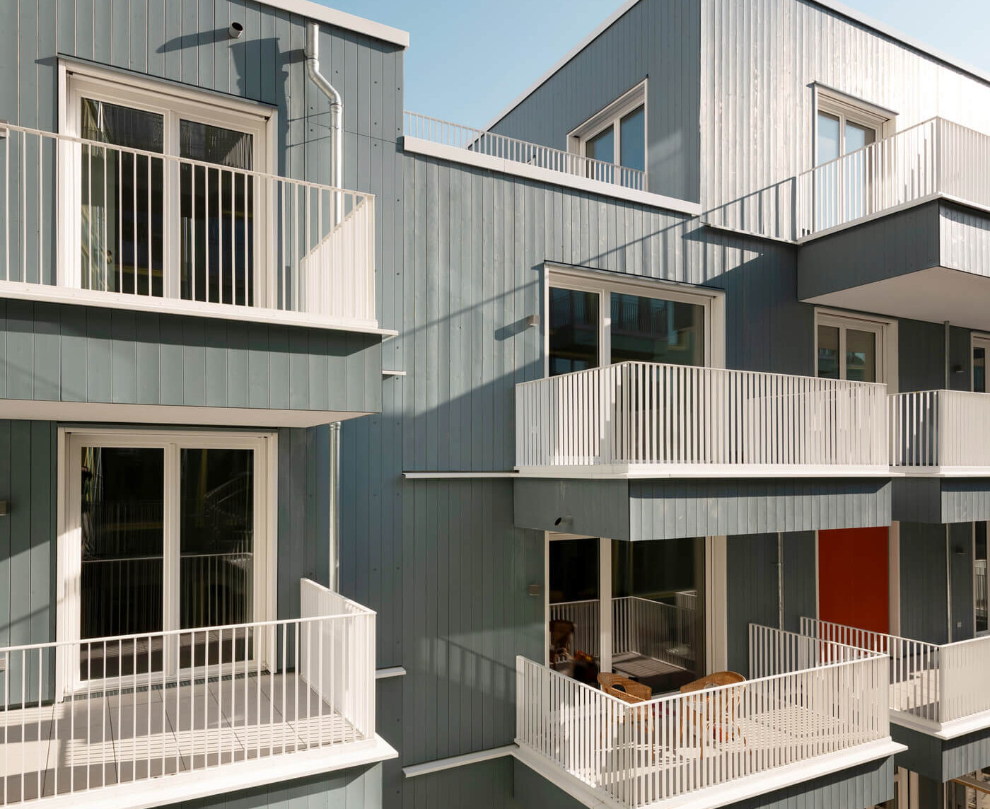 Fassade mit Balkonen im Hofhaus des Neubauprojekts Vinzent München-Neuhausen