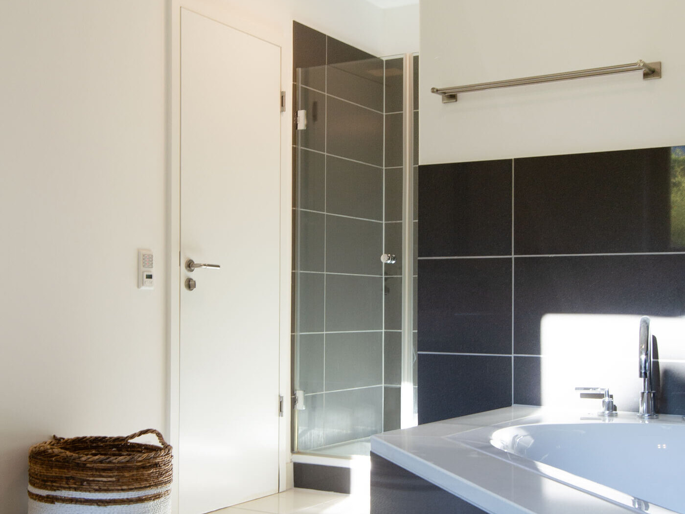 Modernes Masterbad der Mietwohnung 02 im Landhaus Wallbergblick in Rottach-Egern mit Badewanne 