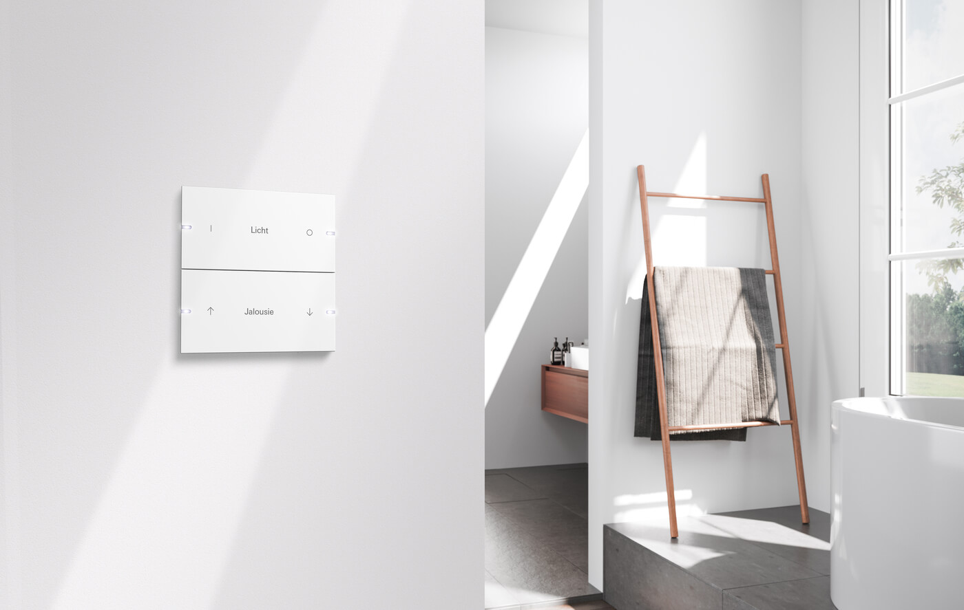 Wandbedienpanel neben Bad mit Badewanne und Handtuchhalter