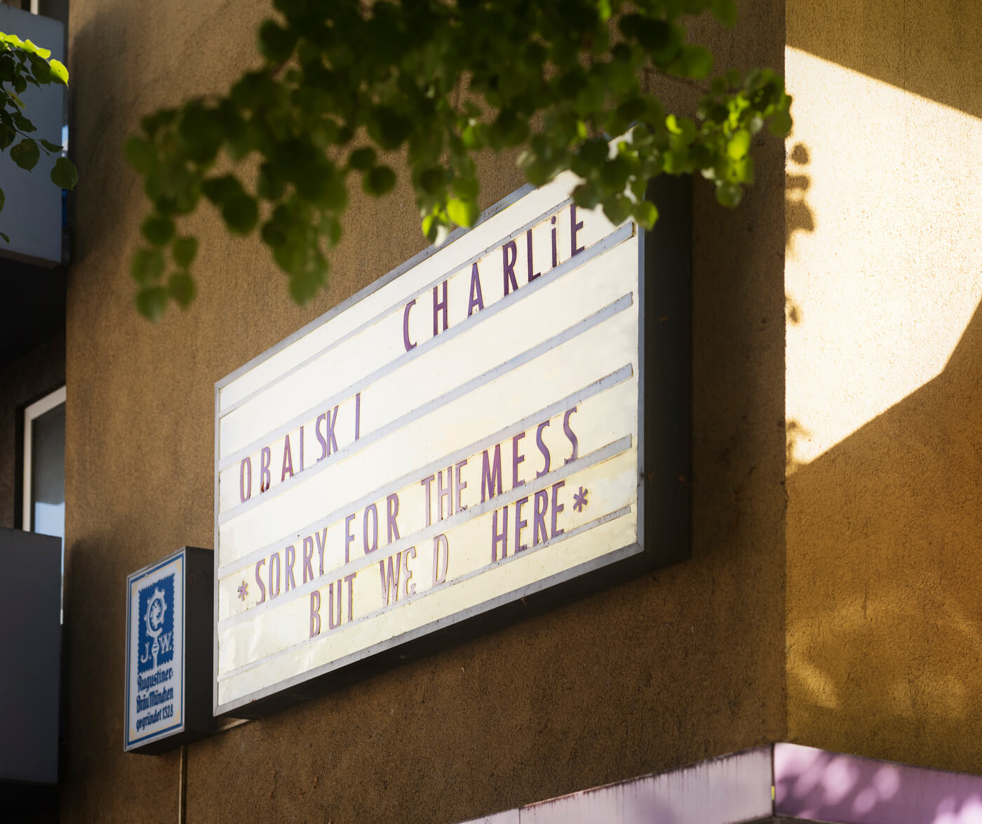Restaurantschild Charlie Obalski in Untergiesing nahe dem Neubauprojekt Haus Claude