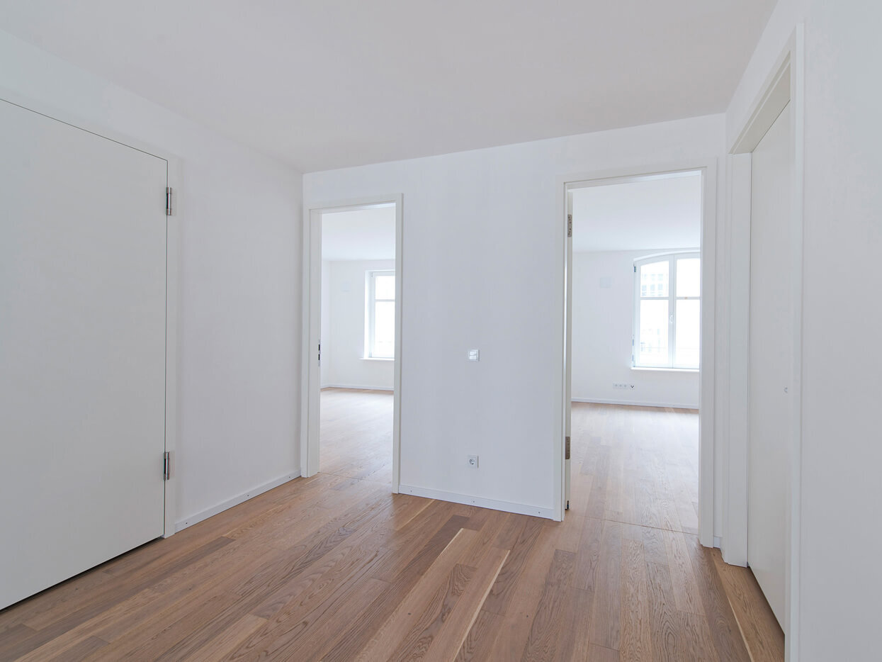 Flur mit Türen zu Schlafzimmer und Zimmer der 3-Zimmer-Wohnung I69, München