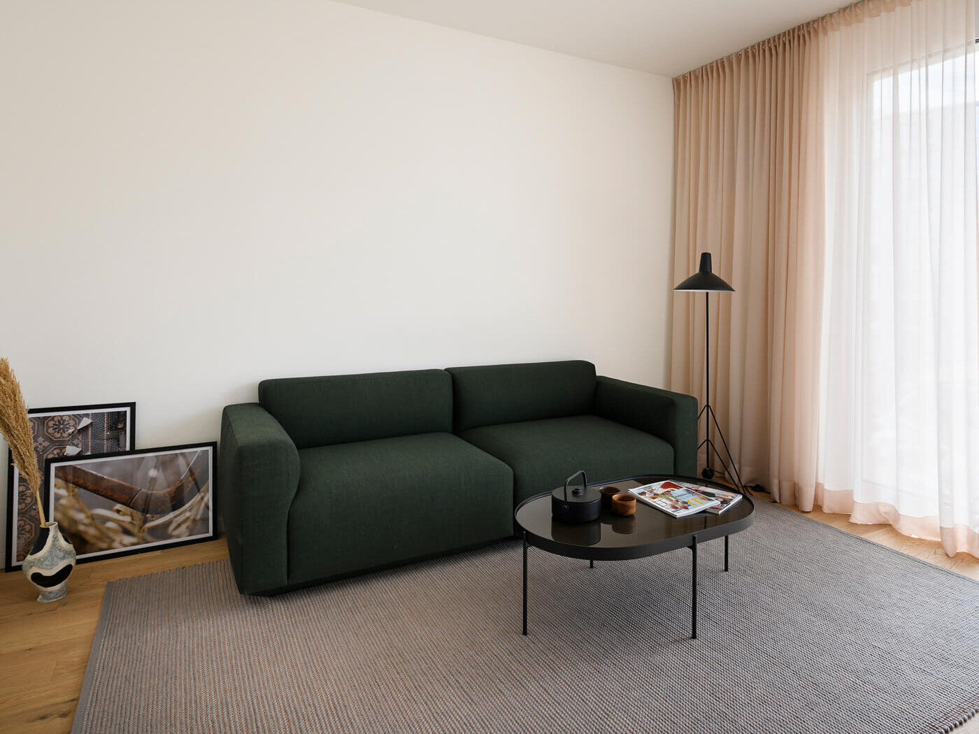 Wohnbereich mit Sofa der Mietwohnung G.04 im kupa Wohn-Quartier München-Pasing