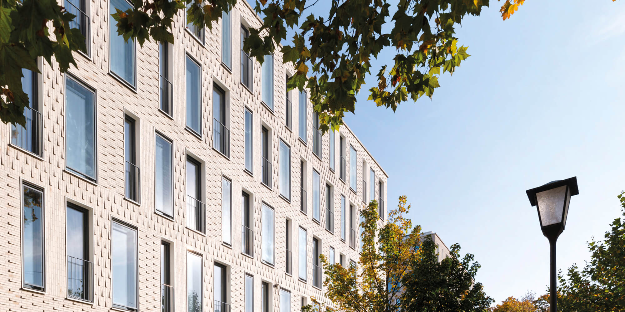 Fassade des Neubauprojekts in der Petra-Kelly-Straße in München