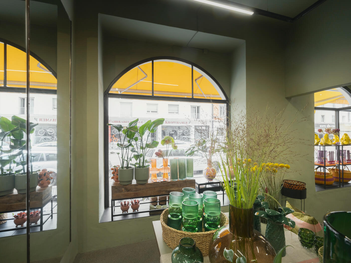 Café mit Rundbogenfenstern und Pflanzen in München Untergiesing