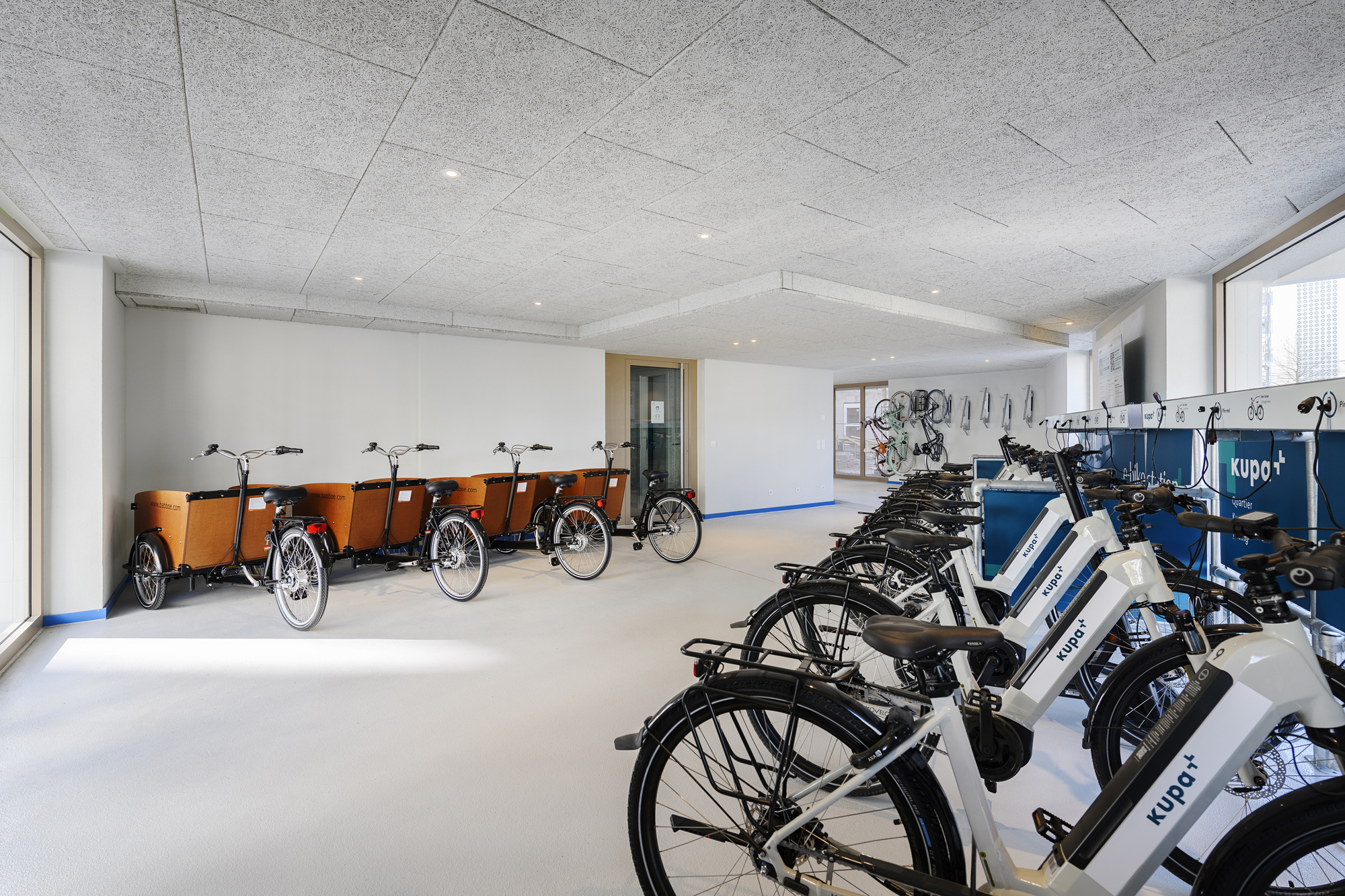 Mobilitätsstation mit E-Bikes, Lastenrädern und E-Scootern für die Bewohner des Neubauprojekts kupa in München Pasing