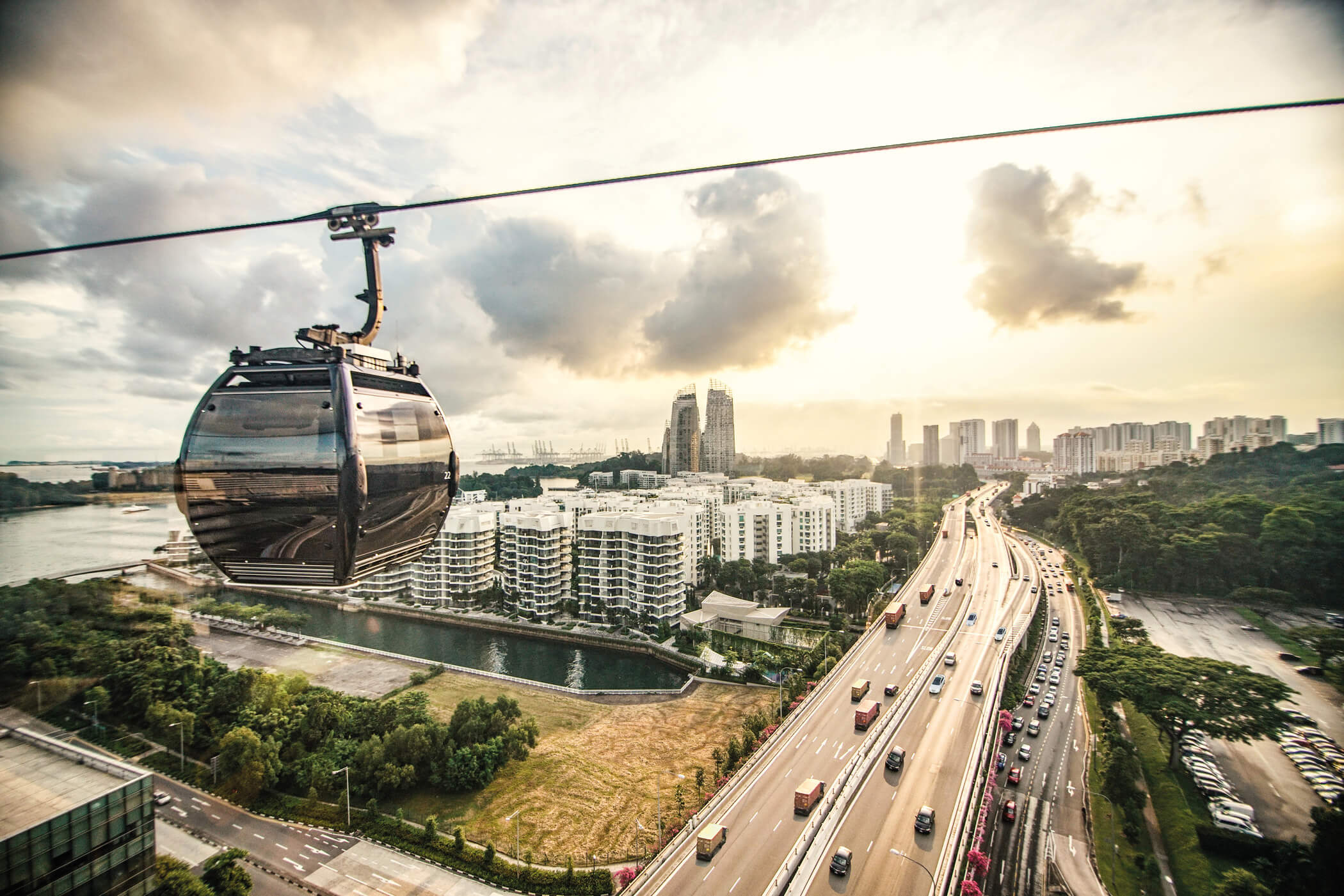 Seilbahn über Quartiersentwicklung bei Sonnenuntergang
