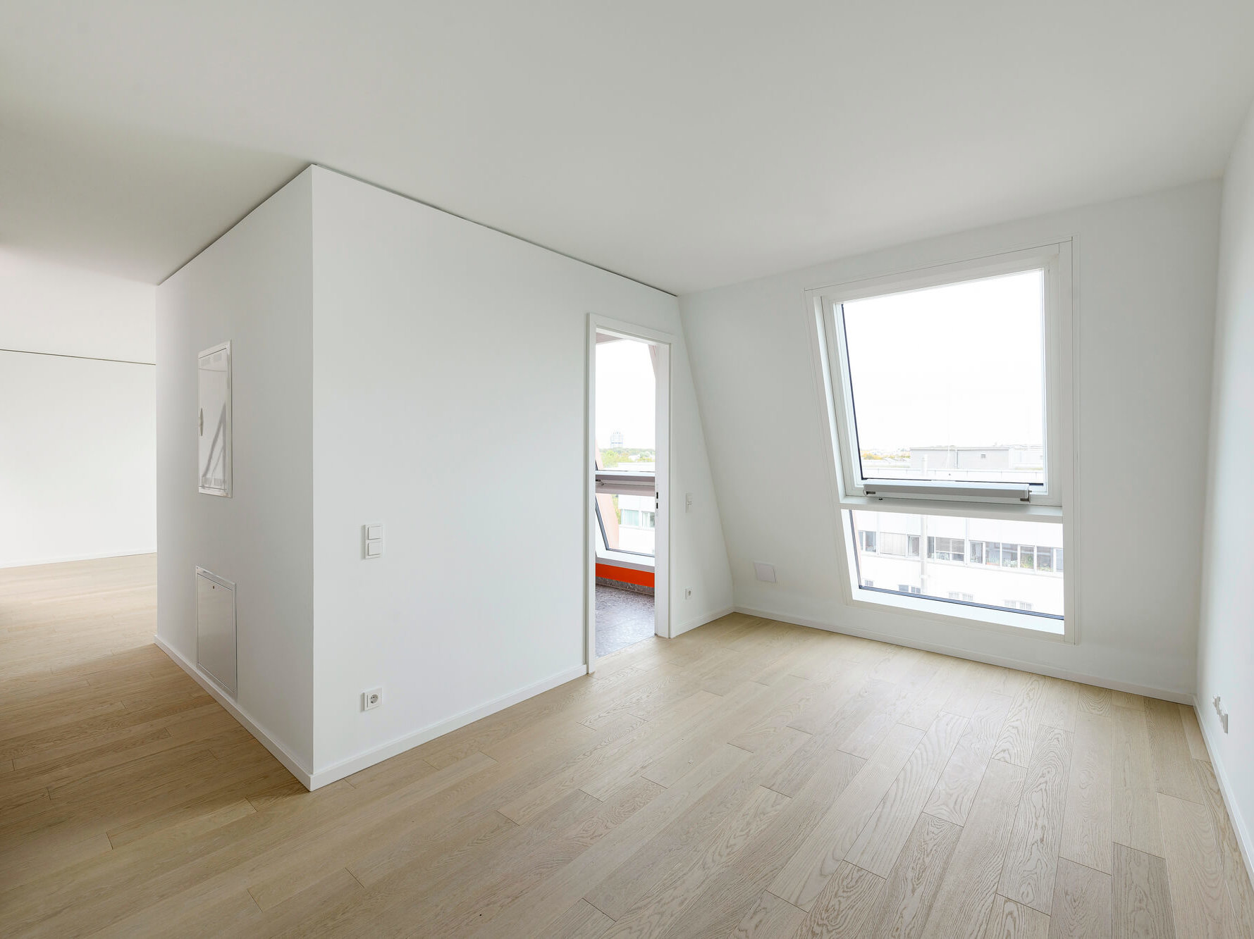 Schlafbereich mit Dachfenstern und Zugang zum Bad in Rooftop Flat Van B München