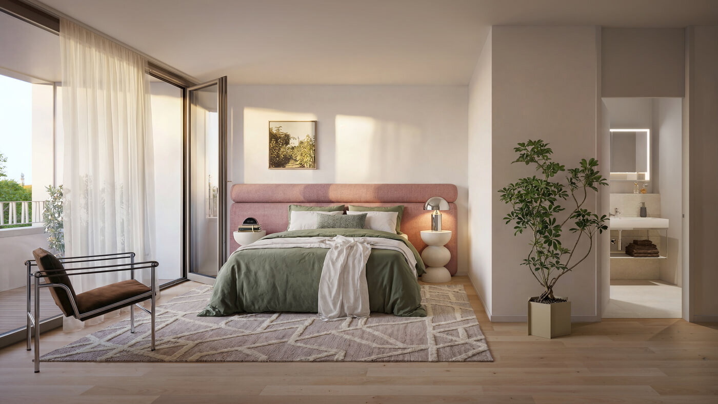 Schlafzimmer mit Bett, Bad und Balkonzugang im Neubau Haus Claude Untergiesing