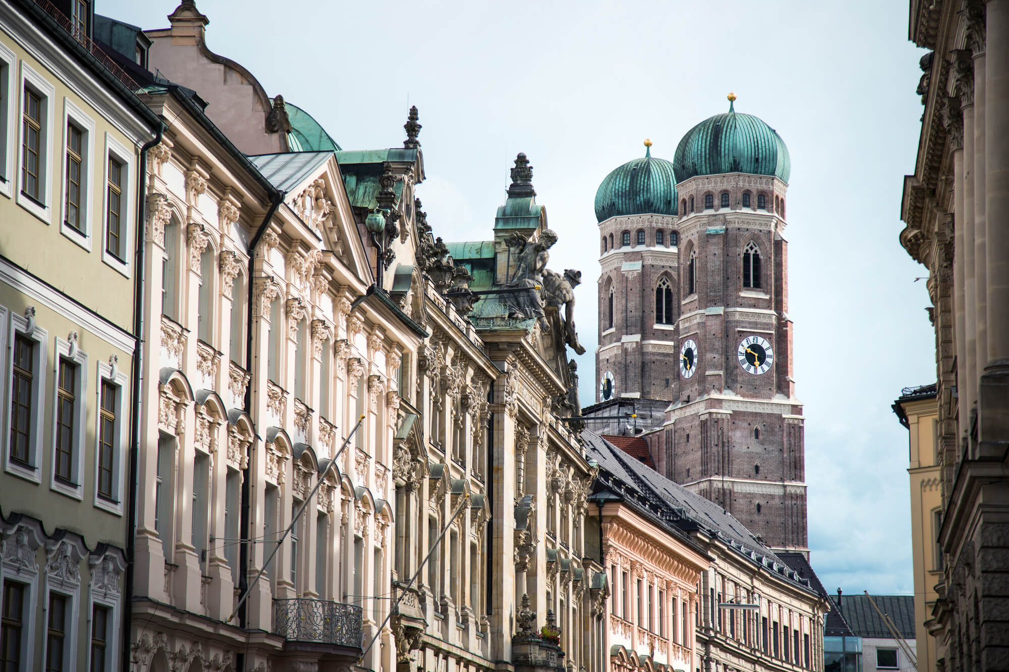Blick auf die Münchner Frauenkirche zwischen historischen Fassaden
