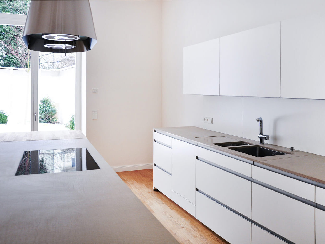 Helle Küche der Maisonette-Wohnung am Sebastiansplatz mit Steinplatte & Kochinsel