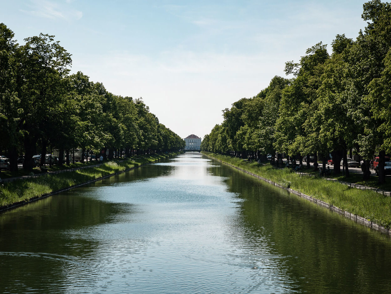 Allee im Olympiapark in München