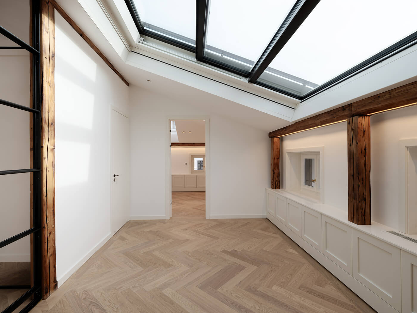 Bürofläche Amalie B.4.2 mit Dachfenstern, Einbauschränken und Fischgrätparkett