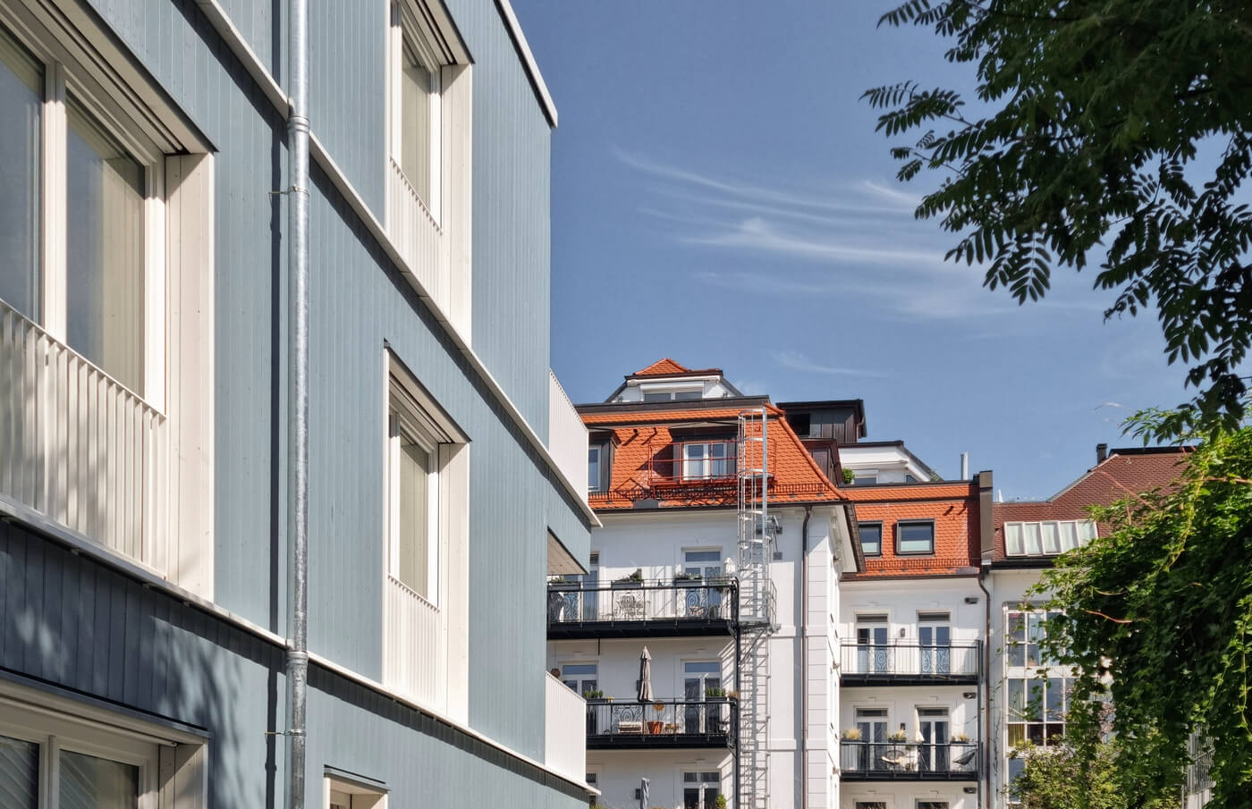 Detailansicht des Hofhauses im Neubauprojekt VINZENT in München-Neuhausen mit Blick auf die umliegende Nachbarschaft