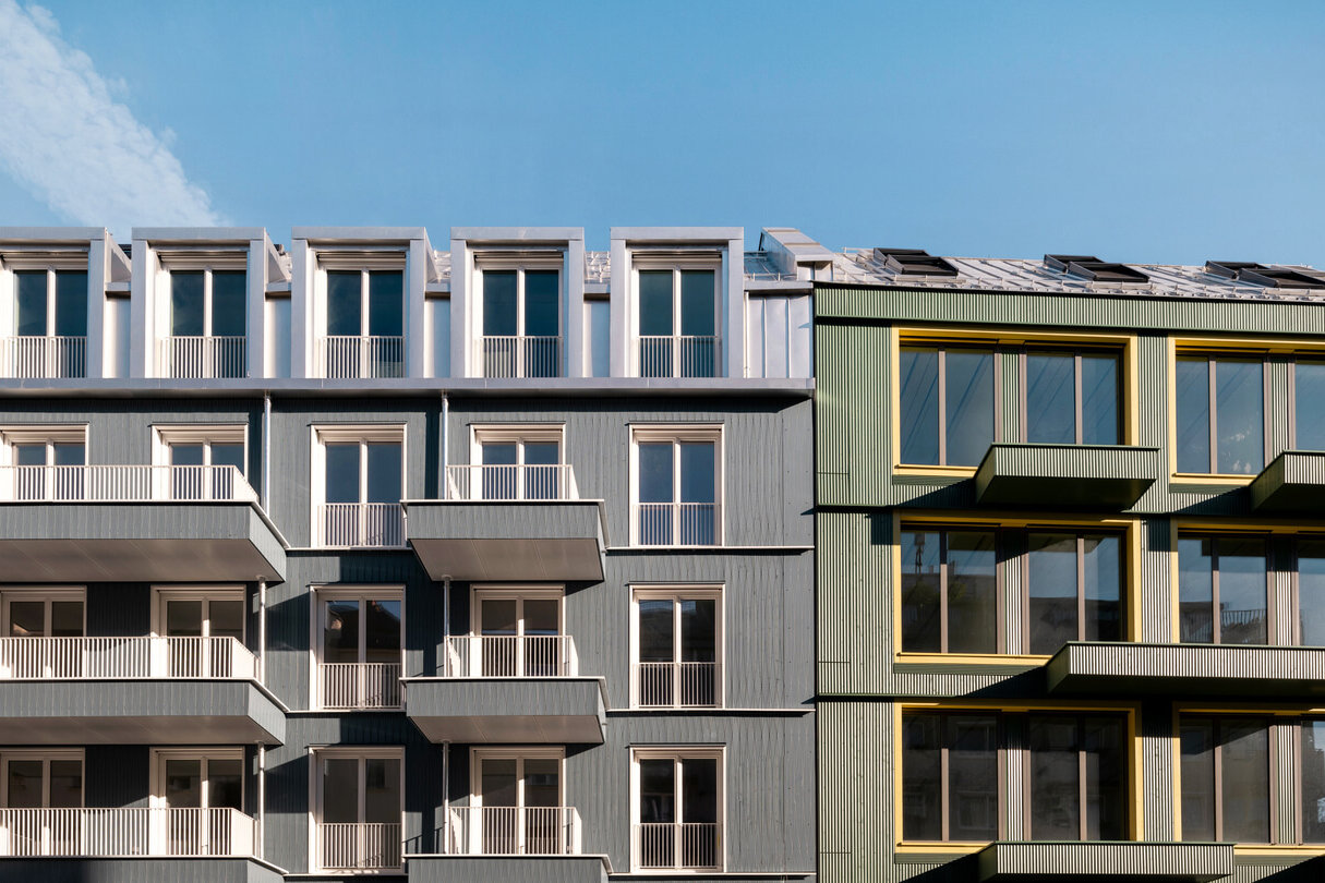 Holzfassade mit Balkonen des Neubaus VINZENT, München-Neuhausen
