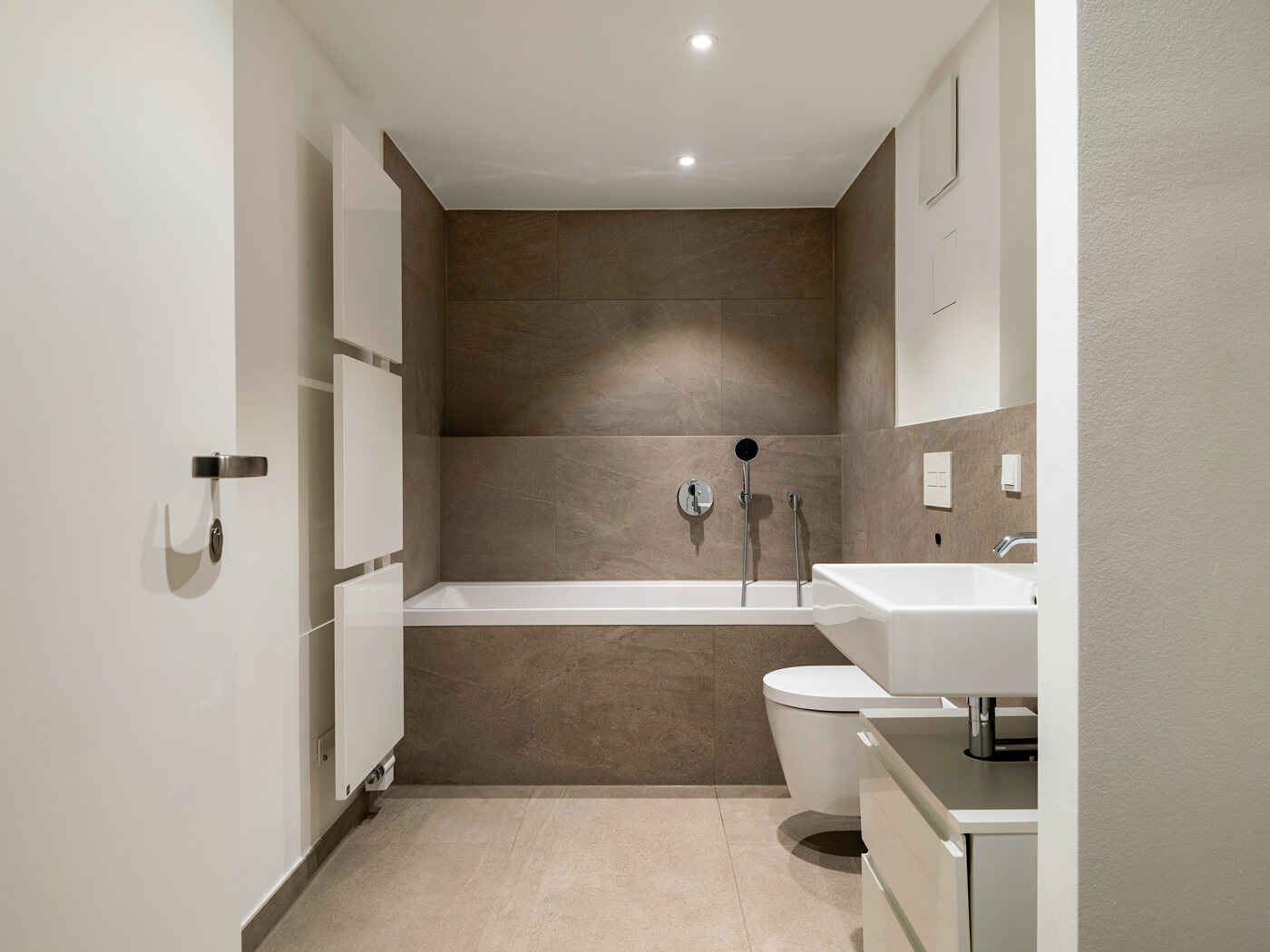 Bad mit Badewanne im Neubauprojekt Van B in München-Schwabing