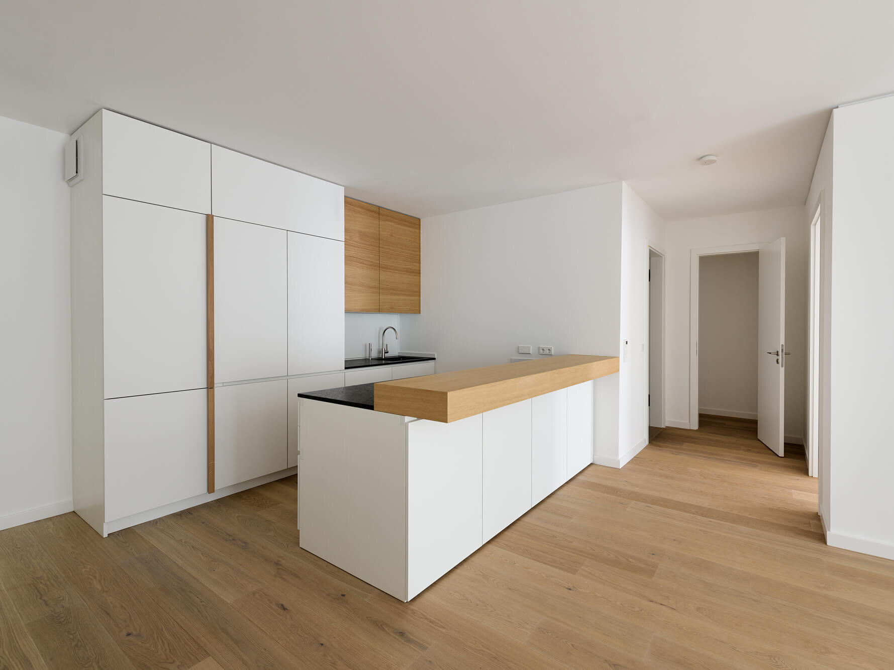 Einbauküche mit Kochinsel in Wohnung W1.3 im Neubau-Ensemble Amalie, München