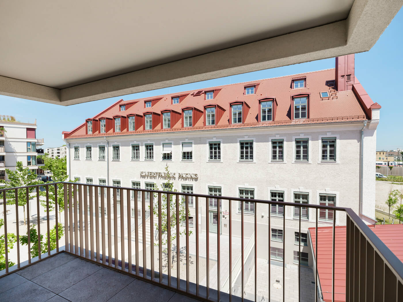 Balkon der Mietwohnung C.54 mit Blick auf die Kuvertfabrik, kupa Quartier Pasing