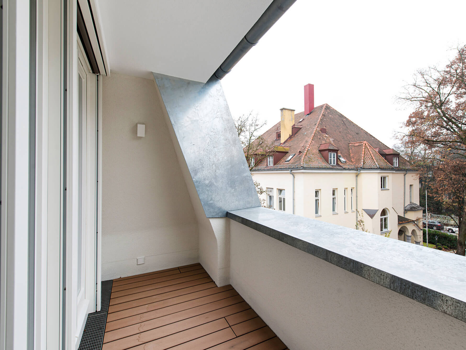 Balkon der 3-Zimmer-Wohnung I69 München Bogenhausen mit Blick auf Nachbarschaft