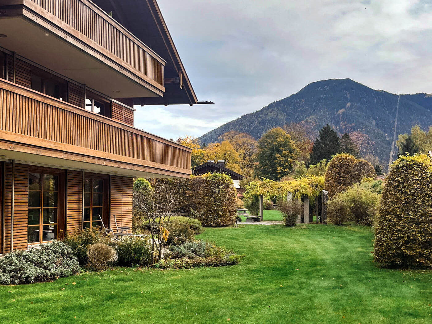 Garten der Mietwohnung 02 im Landhaus Wallbergblick in Rottach-Egern mit Blick auf den Wallberg
