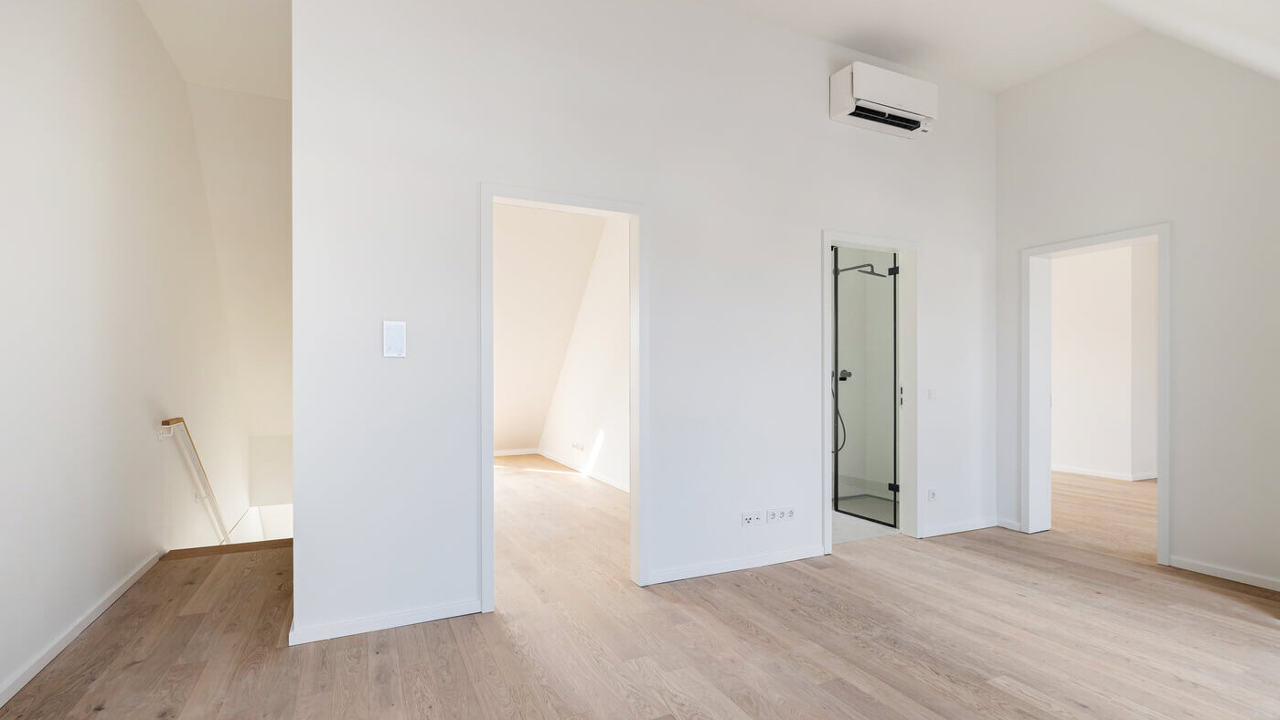 Wohnraum mit Blick auf Schlafzimmer und Bad im Neubau VINZENT, München-Neuhausen