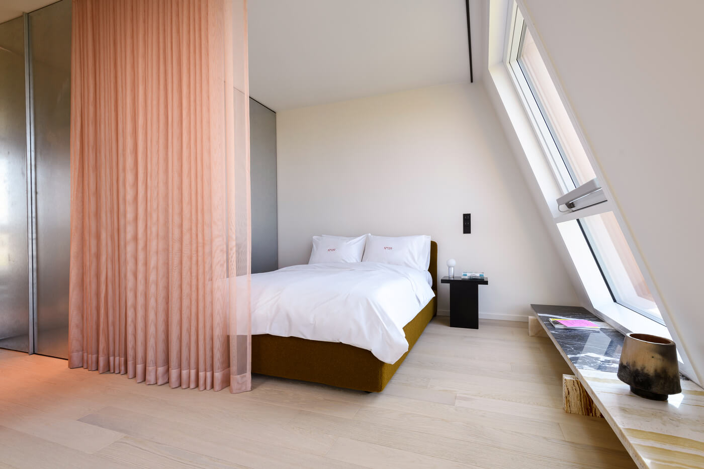 Heller Schlafbereich der Edition Patrik Batek im Neubauprojekt Van B.