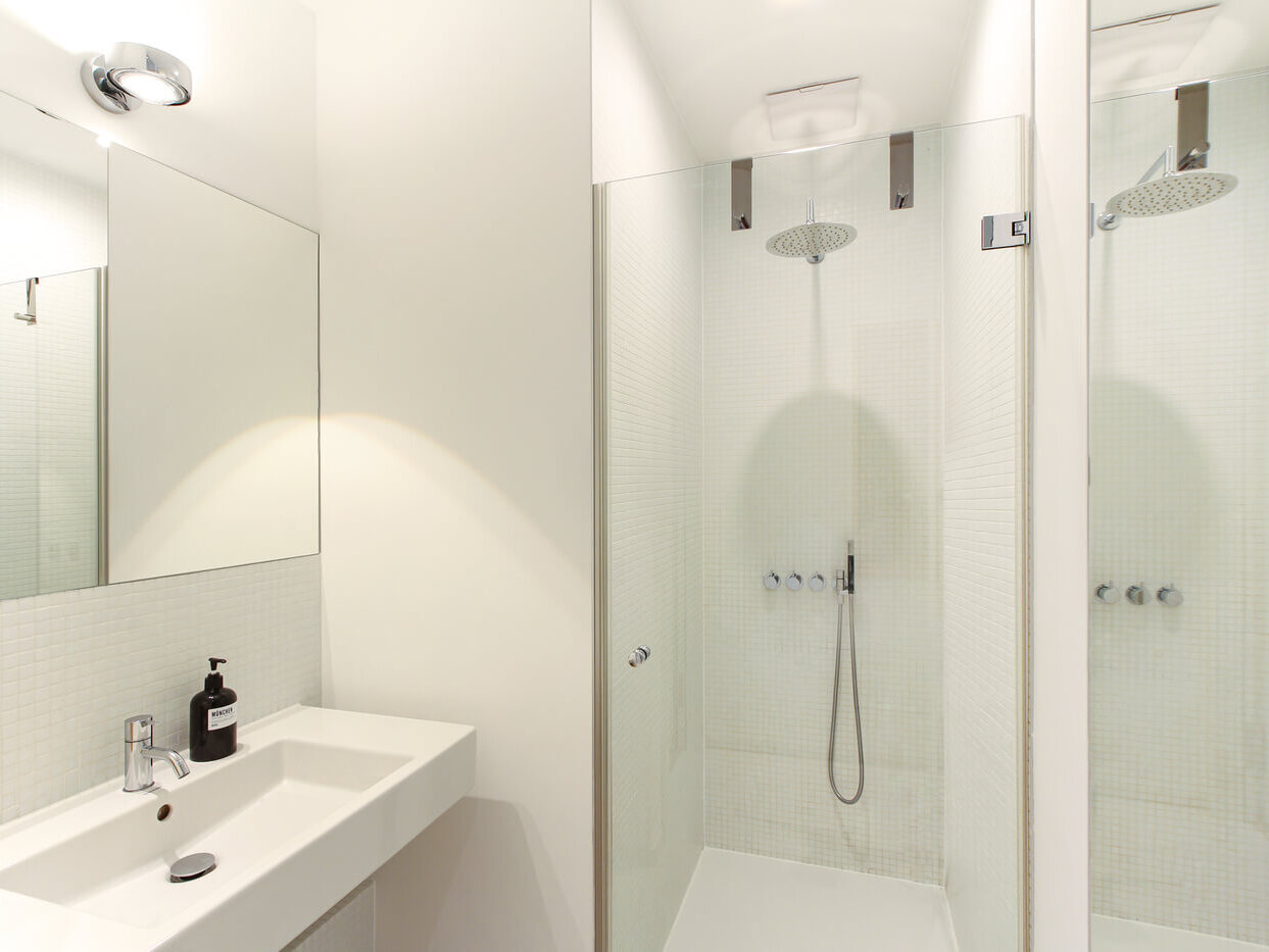 Bad mit Dusche und Waschtisch der FRIENDS Wohnung L4.10 in München-Neuhausen