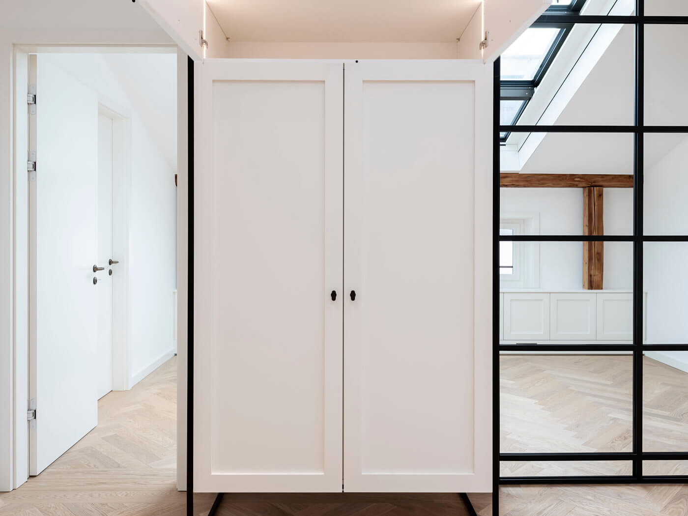 Büroeinheit Amalie mit Einbauschrank, weißen Fronten, Fischgrätparkett, Glaswand