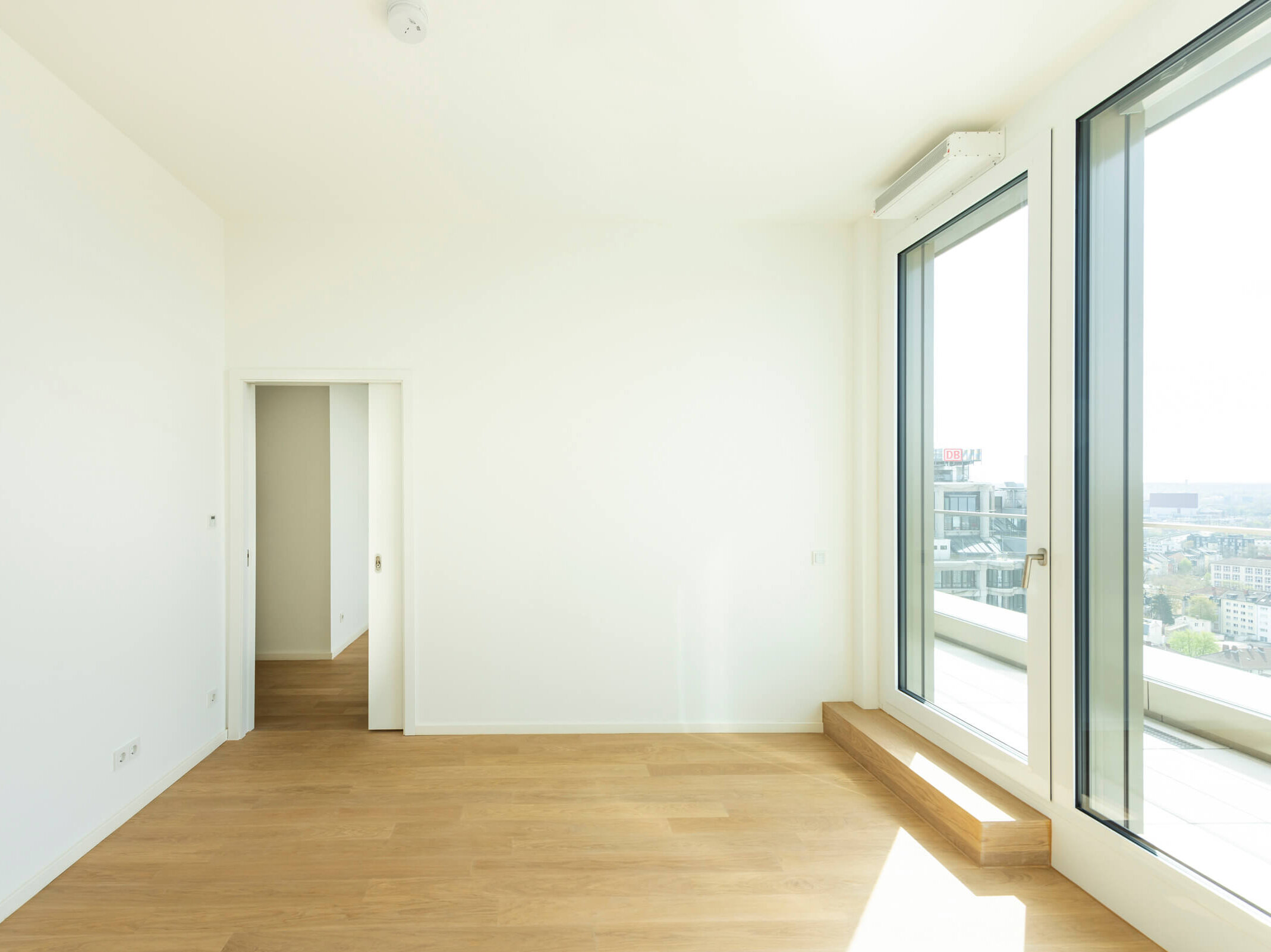 Zimmer mit Balkontür im Penthouse A.122 im Neubau SOLID Home, Frankfurt