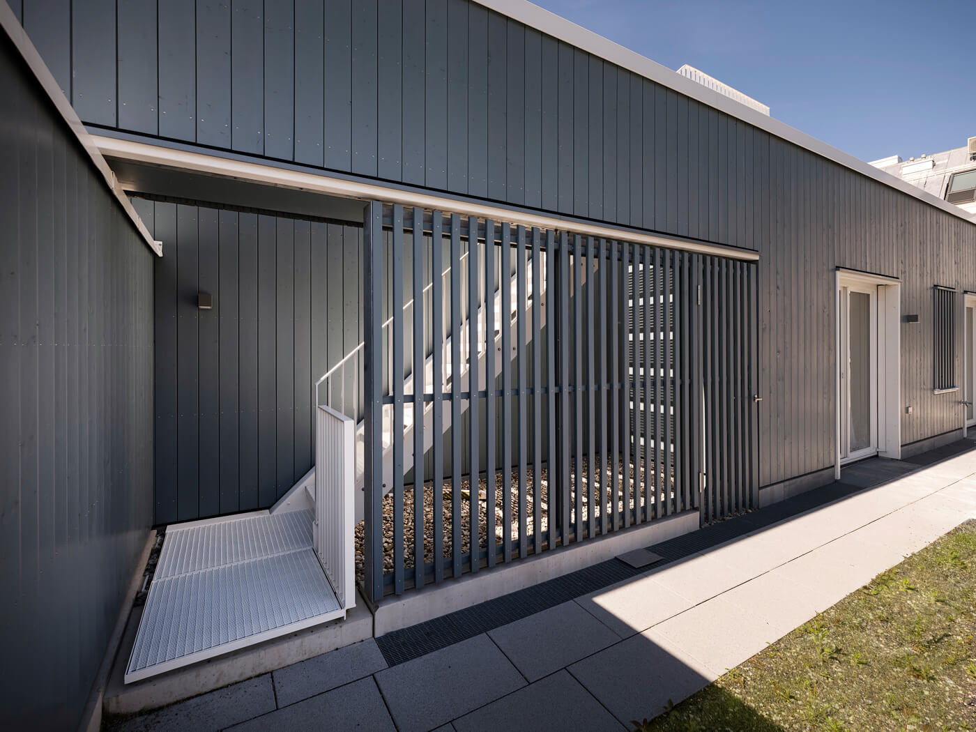 Treppe zum Dachgarten des Penthouses H.25 im Neubau VINZENT, München Neuhausen